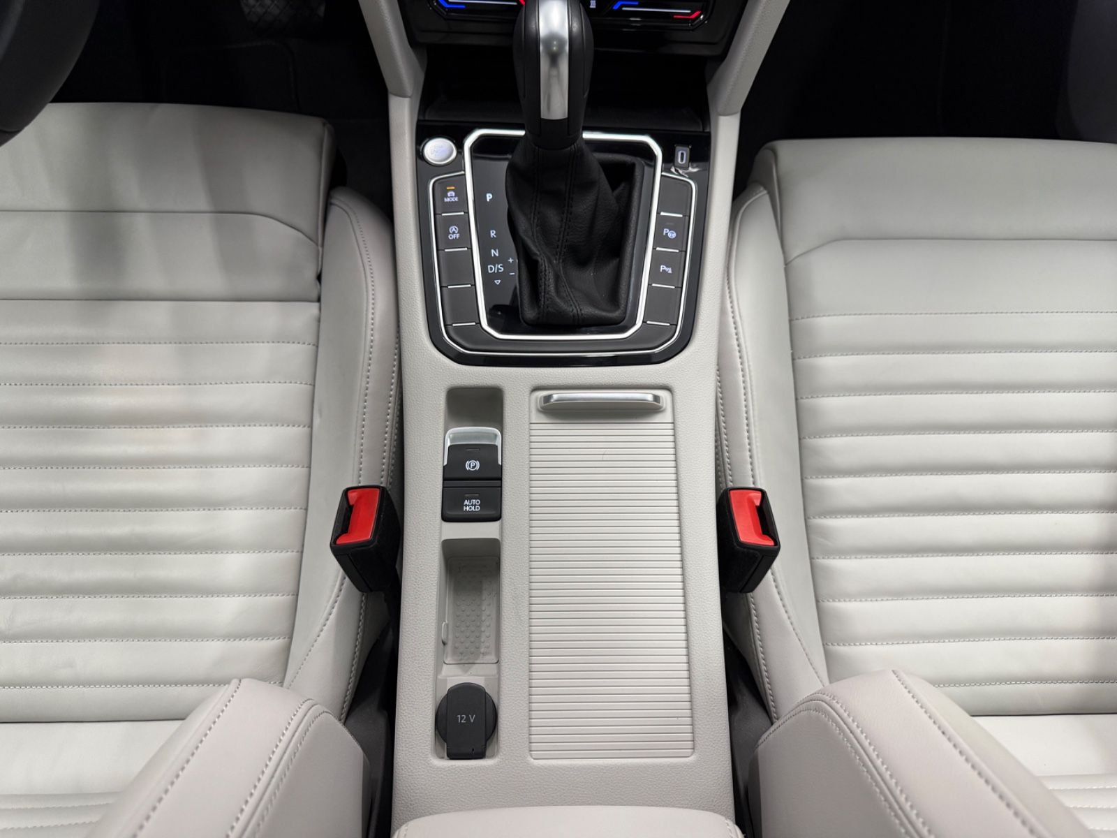 Volkswagen Passat Elegance 1.5 TSI - Samsaru's Car Outlet