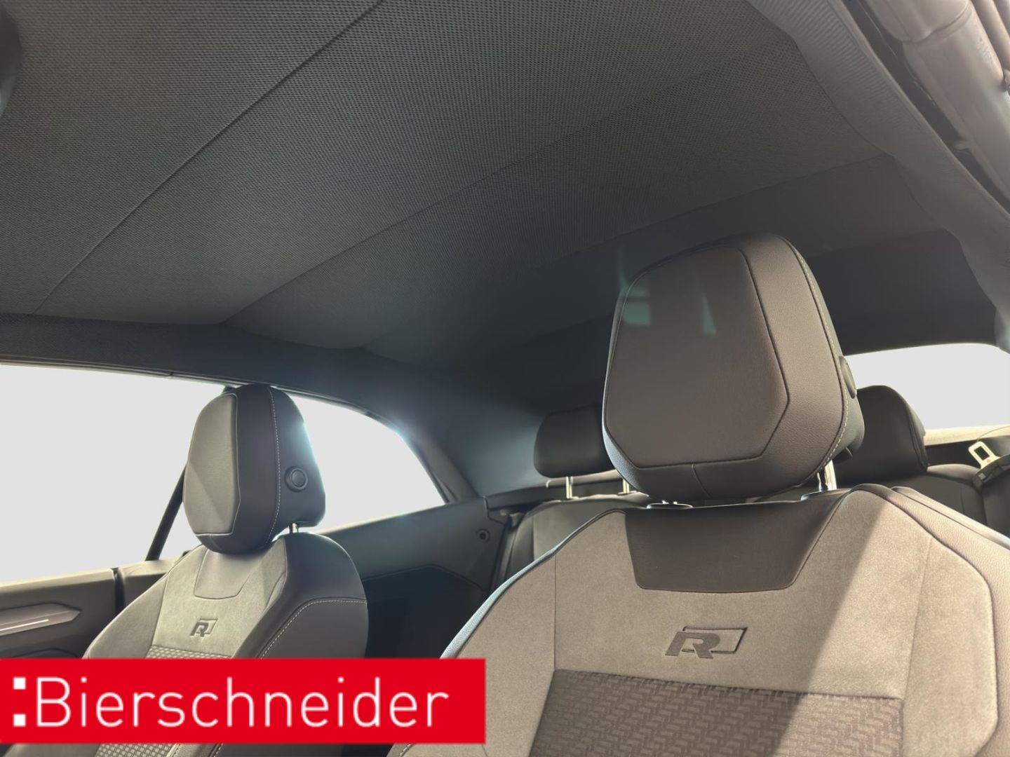 Volkswagen T-Roc 1.5 TSI DSG R-Line - Samsaru's Car Outlet