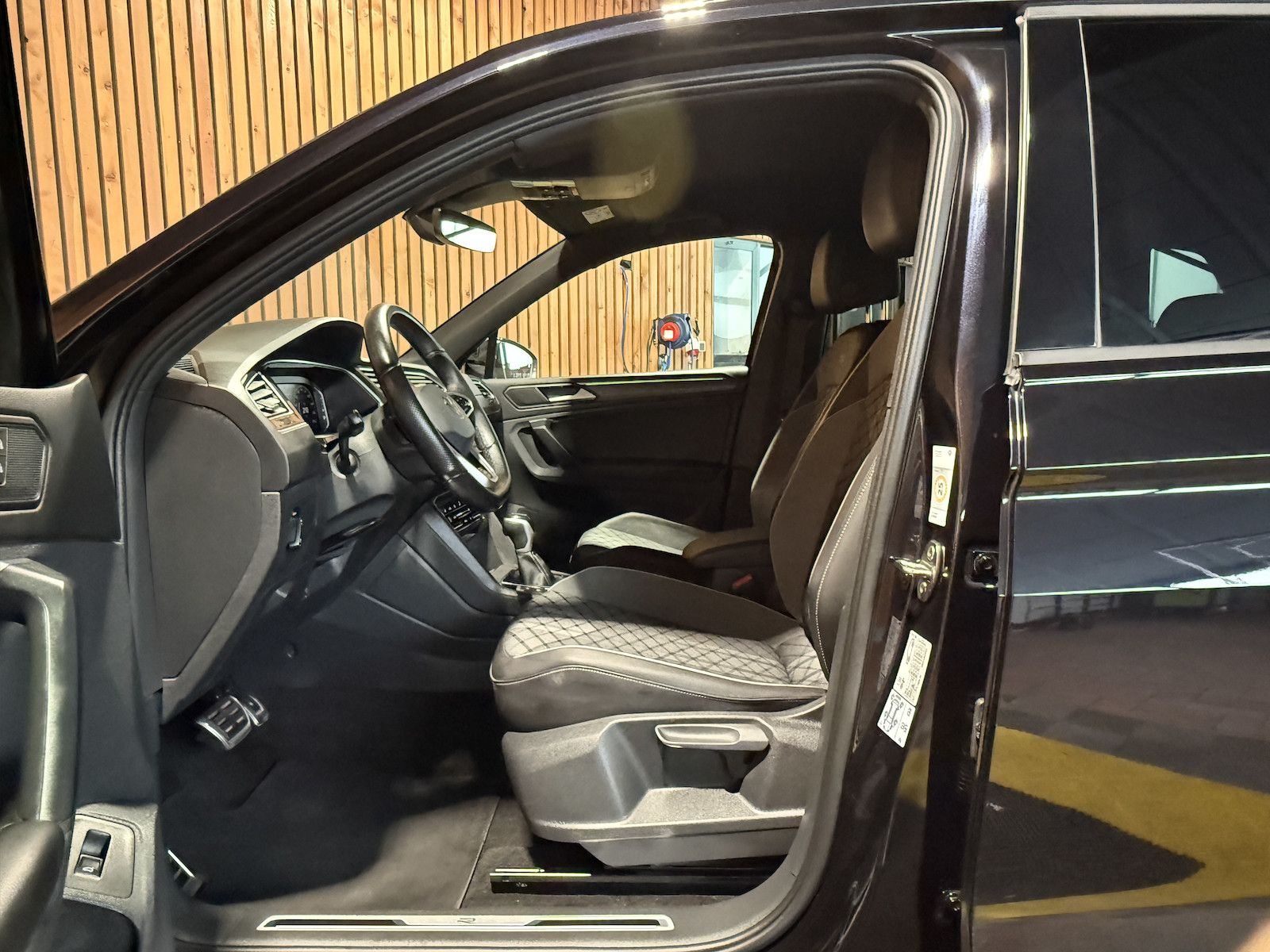 Volkswagen Tiguan 2,0 TDI 4M DSG R-Line Black *Navi*AHK*IQ*