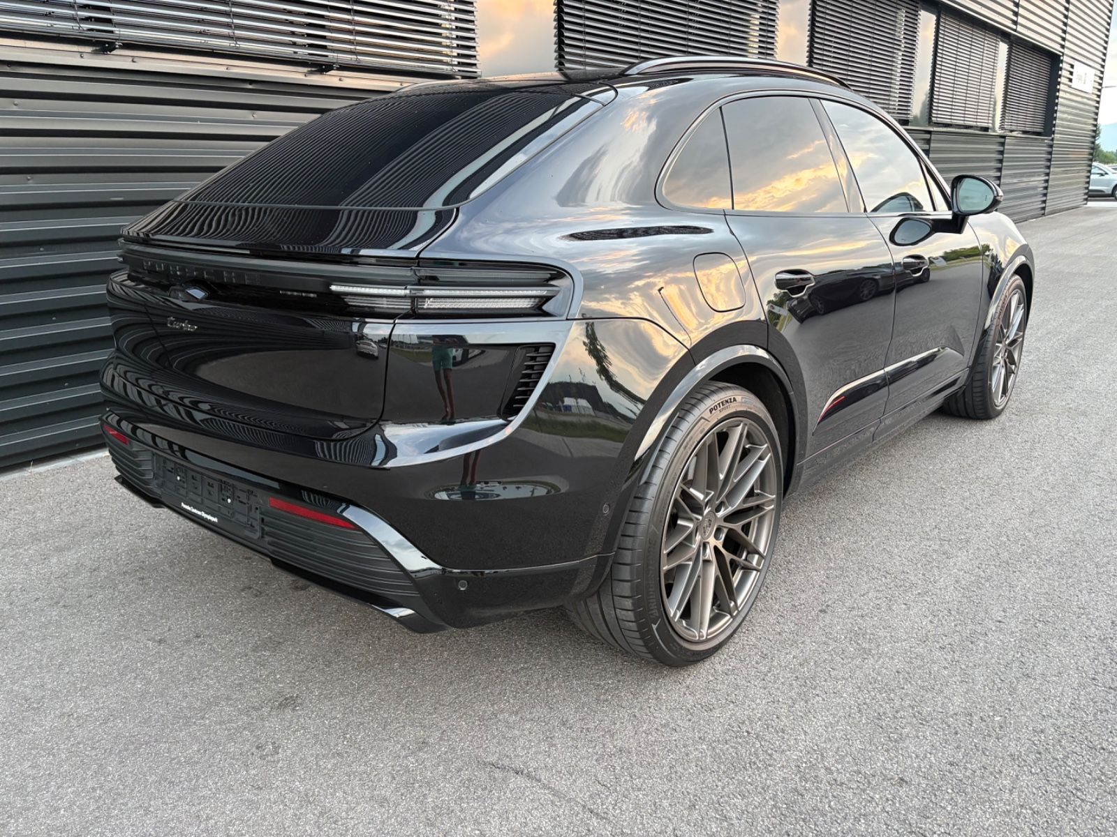 Porsche Macan E Turbo - Samsaru's Car Outlet