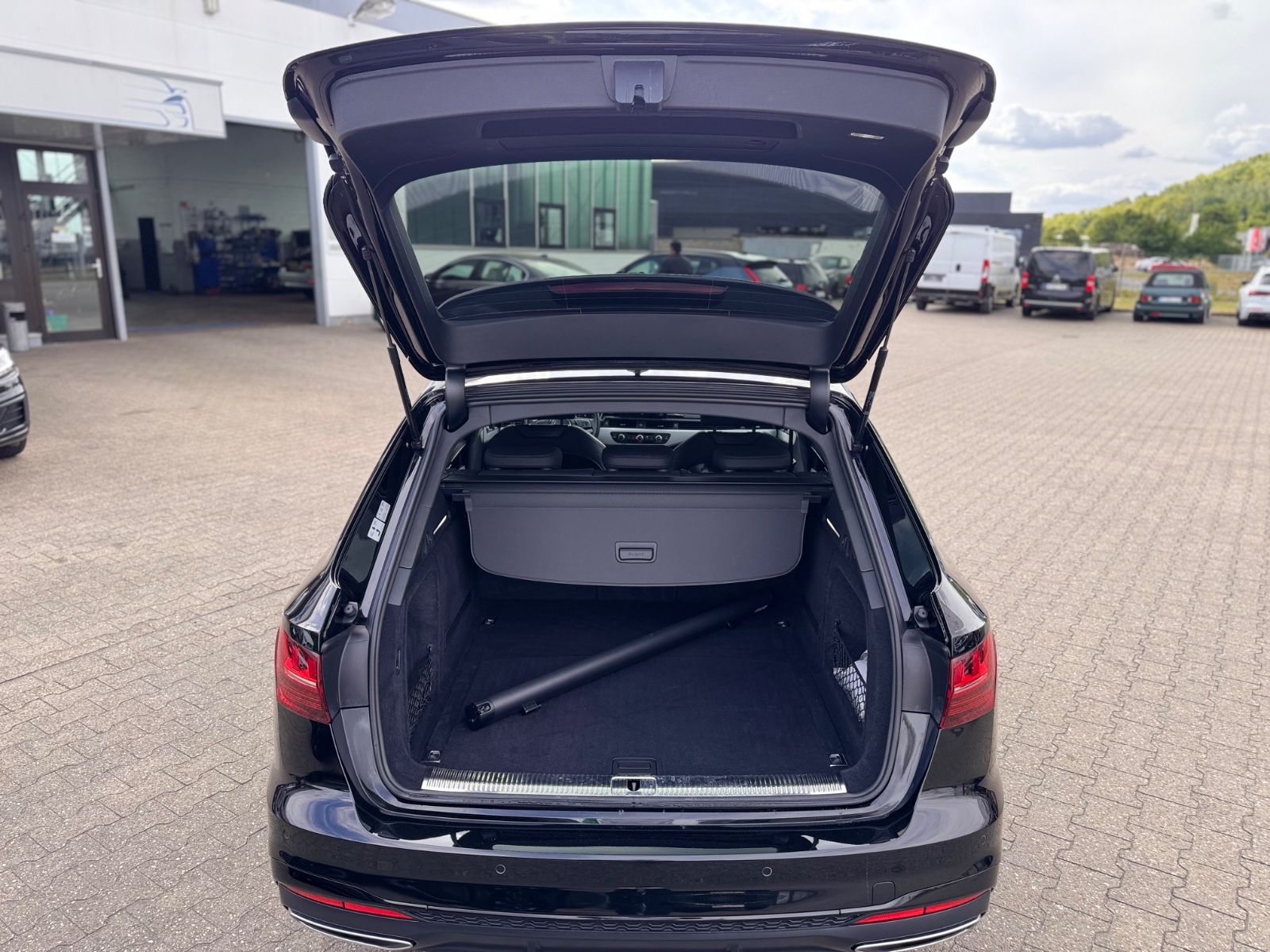 Audi A4 Avant 40 TFSI S line - Samsaru's Car Outlet