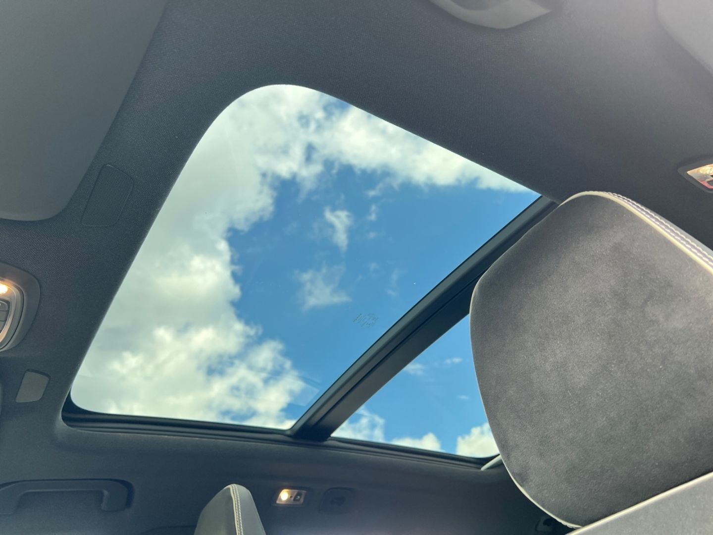 Volvo XC40 Plus Dark 2WD B4 StandHZG AHK El. Panodach