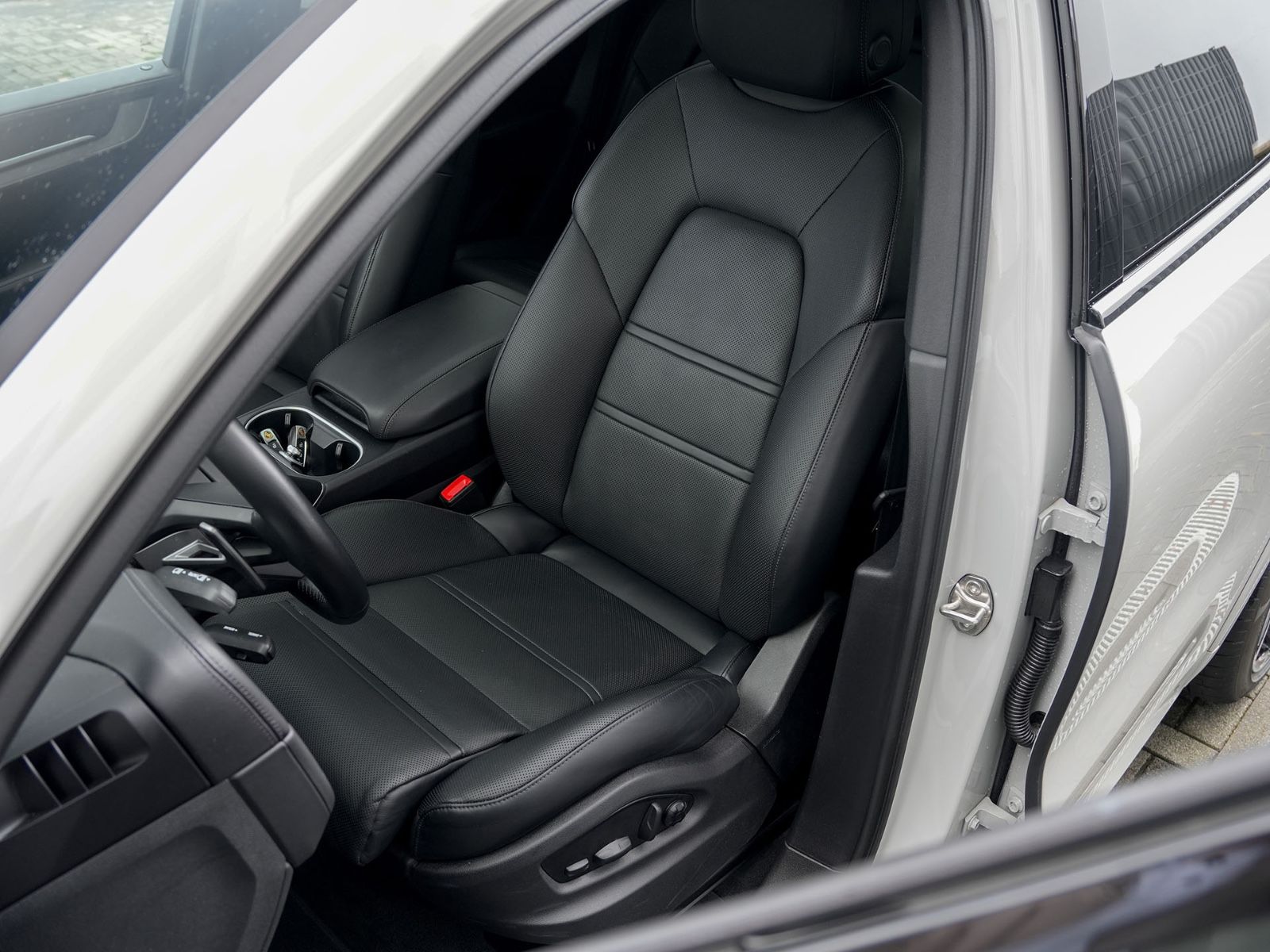 Porsche E-Hybrid Coupé SPORTDESIGNPAKET-ACC-MASSAGE-VOLL