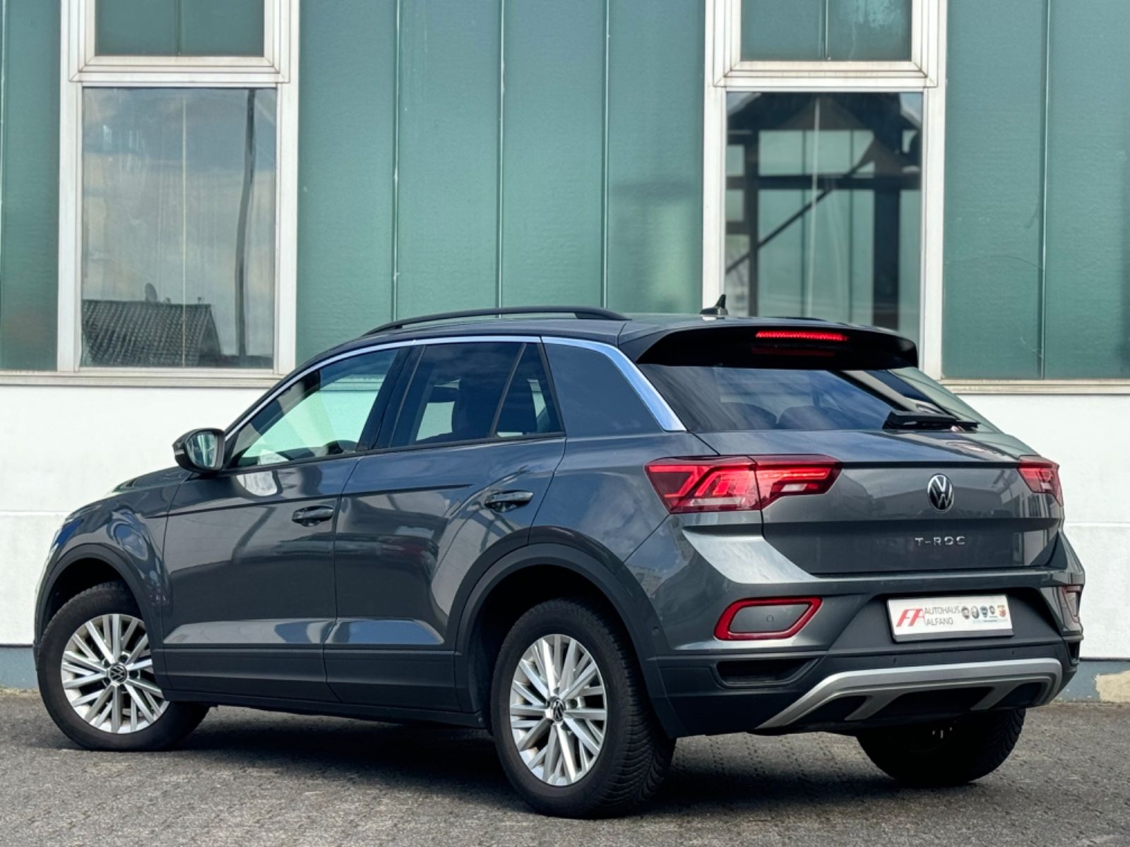 Volkswagen T-Roc Life - Samsaru's Car Outlet