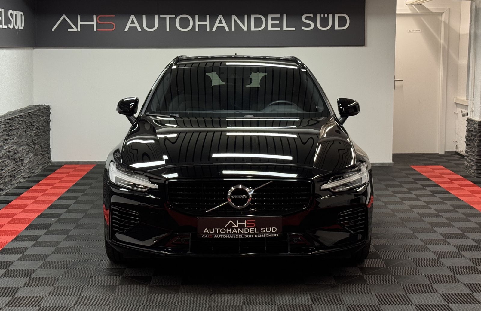 Volvo V60 R Design Recharge Plug-In Hybrid AWD