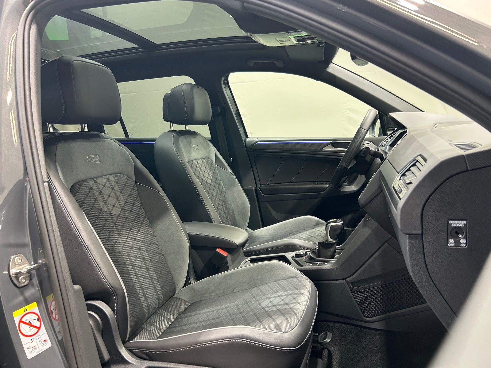 Volkswagen Tiguan R-Line 2.0 TSI DSG 4M - Samsaru's Car Outlet