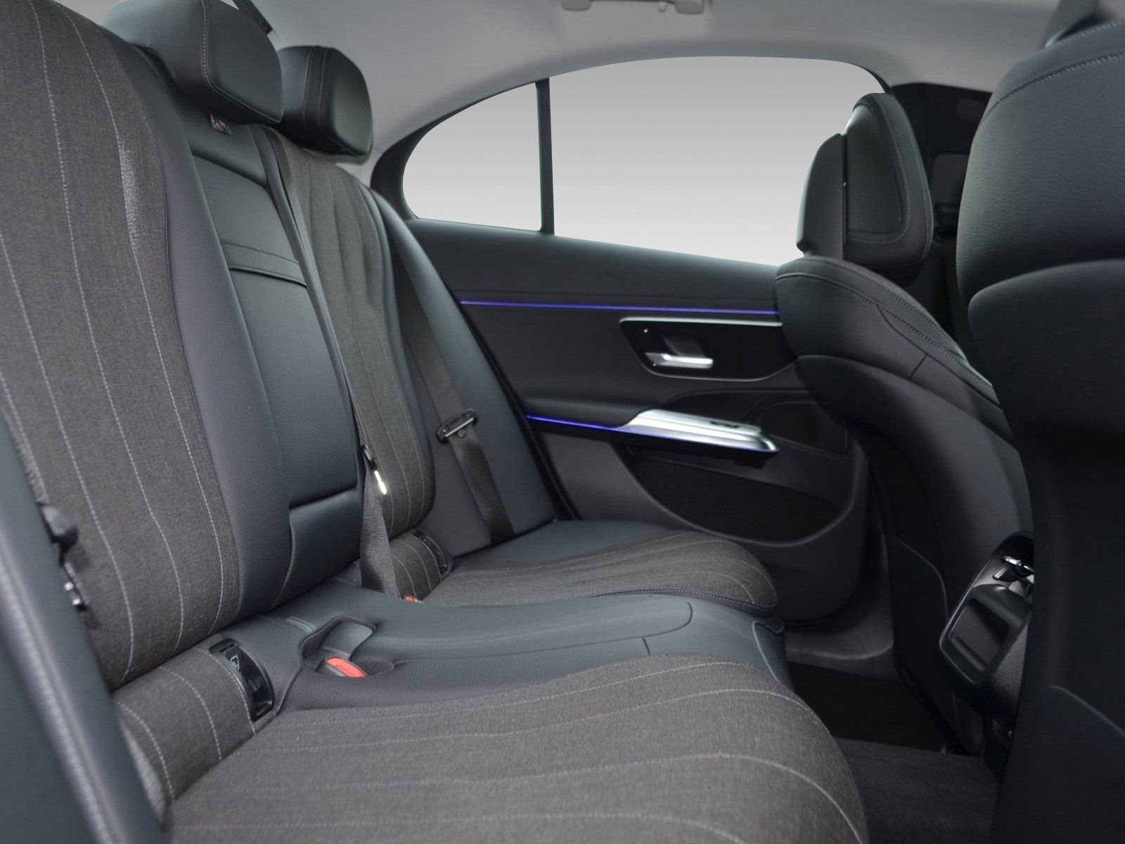 Mercedes-Benz E 220 d Avantgarde - Samsaru's Car Outlet