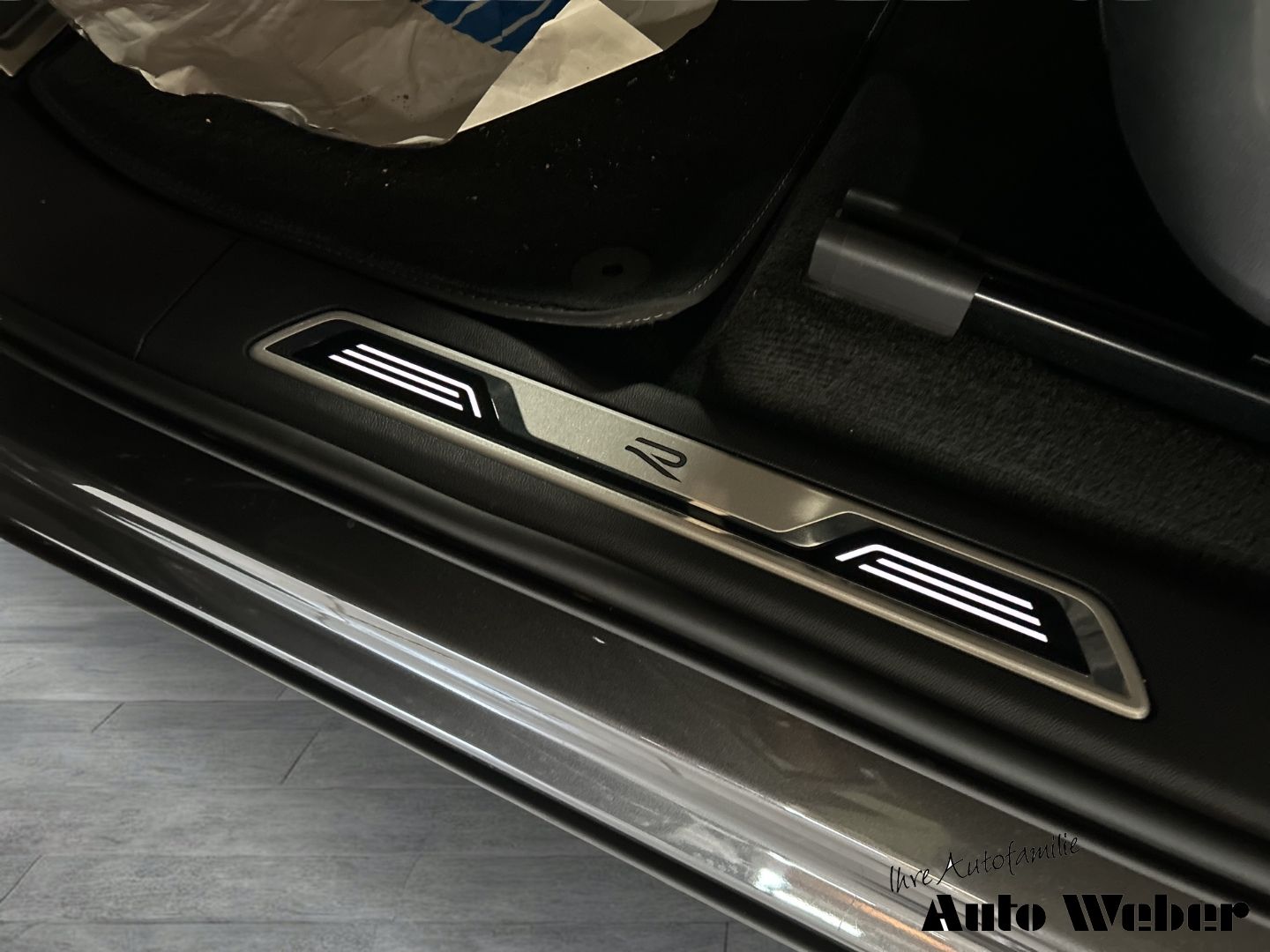 Volkswagen Touareg V6 4Motion R-Line - Samsaru's Car Outlet