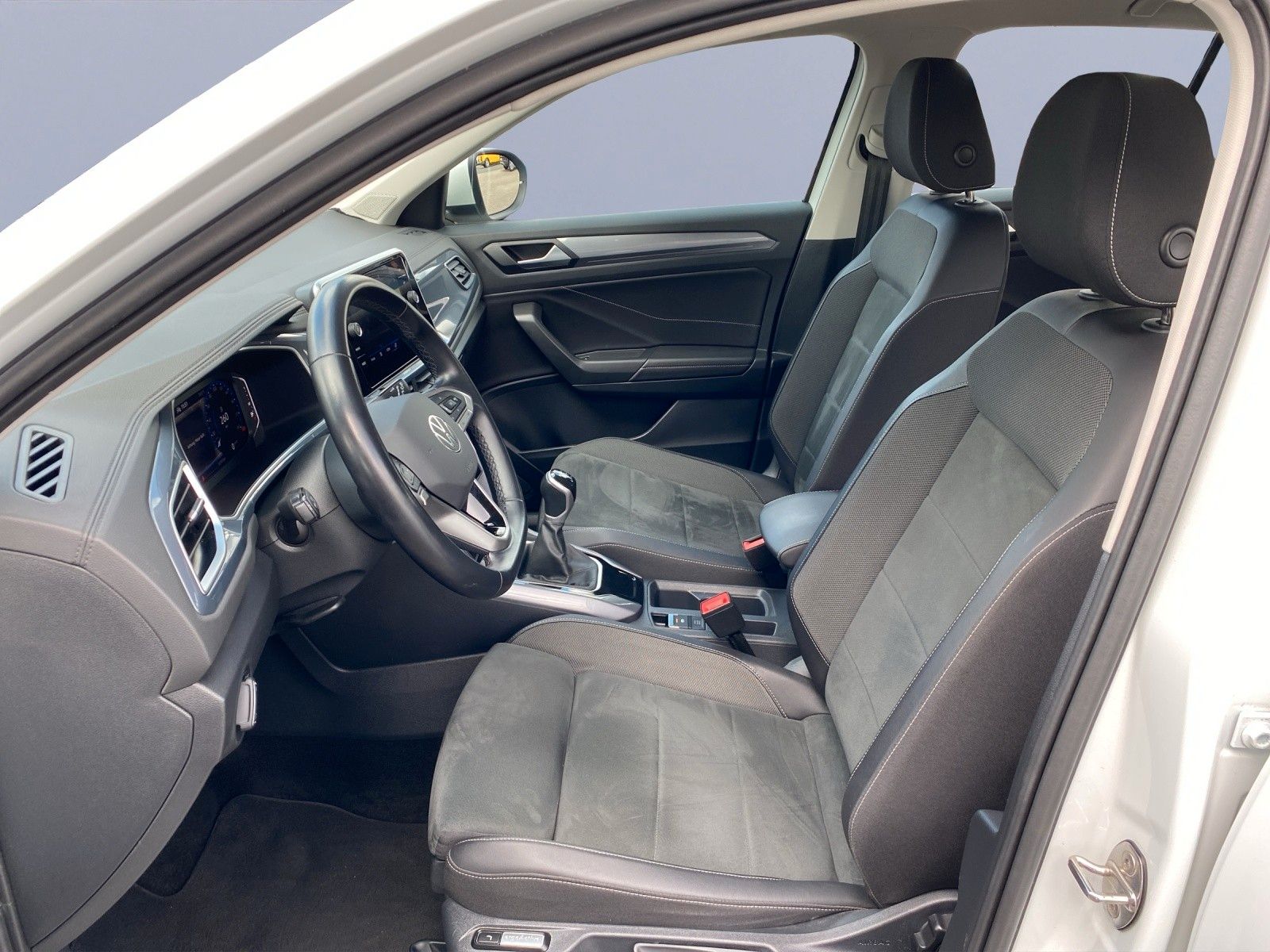 Volkswagen T-Roc 2.0 TDI STYLE - Samsaru's Car Outlet