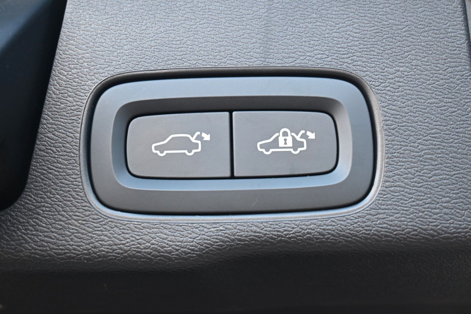 Volvo XC60 R Design PHEV - Samsaru's Car Outlet