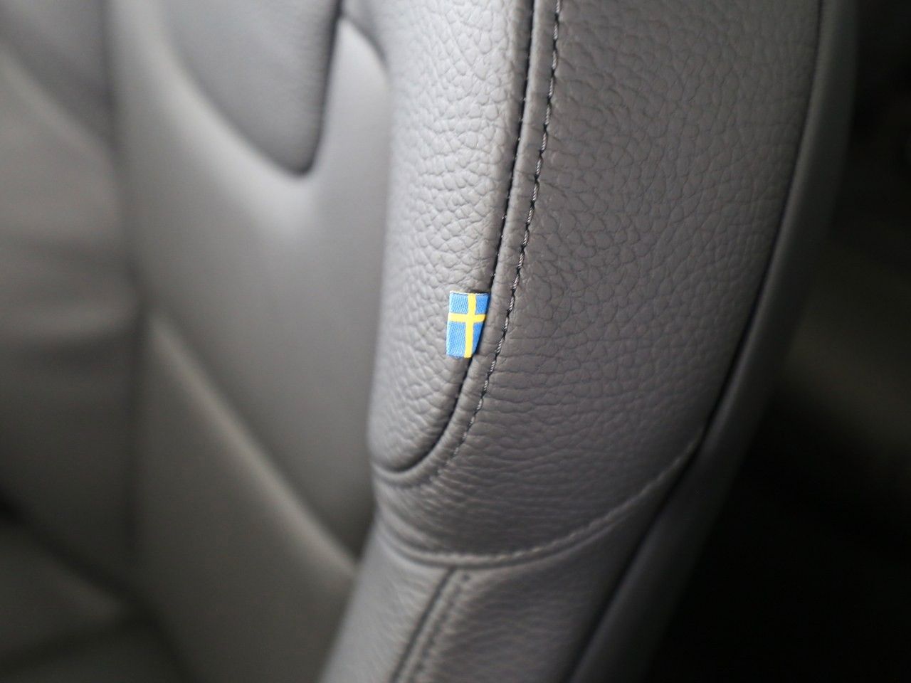 Volvo V60 T6 Plus Dark Recharge Plug-In Hybrid AWD