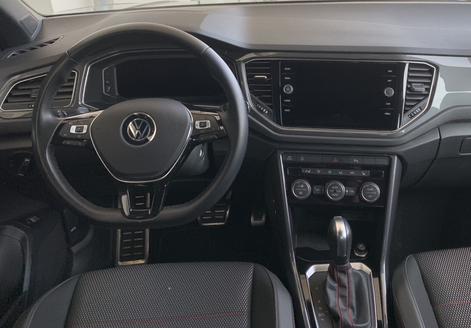 Volkswagen T-Roc 1.5 TSI Sport - Samsaru's Car Outlet