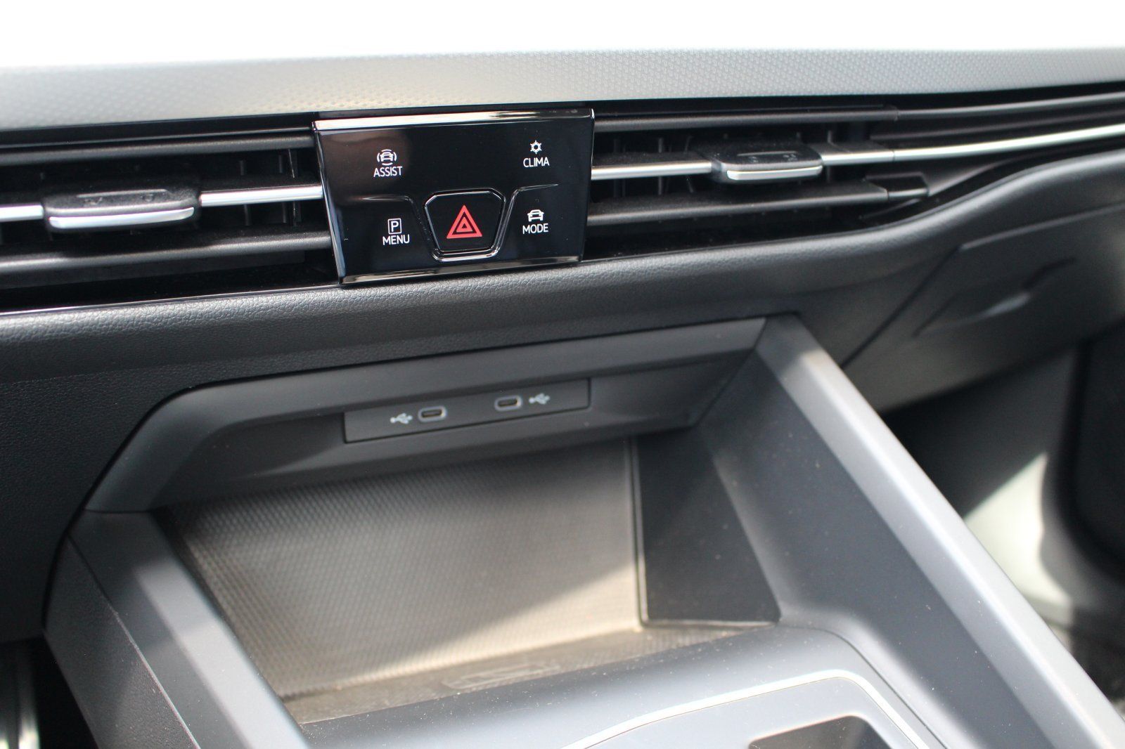 Volkswagen Golf VIII 2.0 TDI DSG Move - Samsaru's Car Outlet