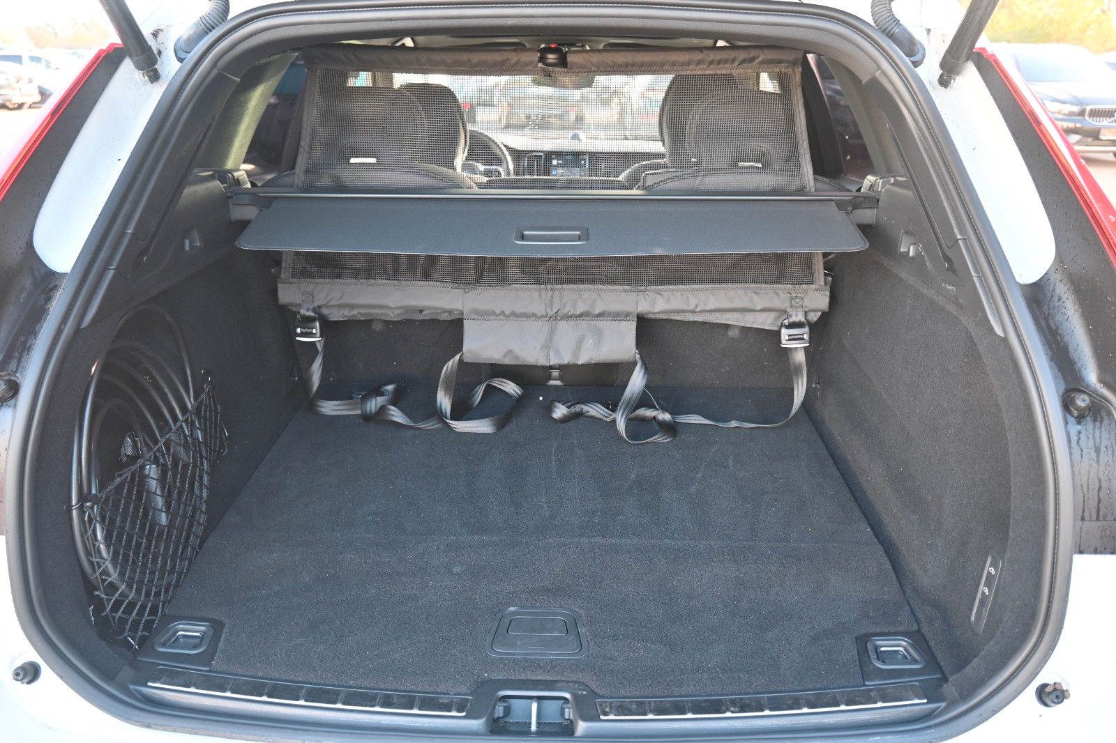 Volvo XC60 R Design PHEV - Samsaru's Car Outlet