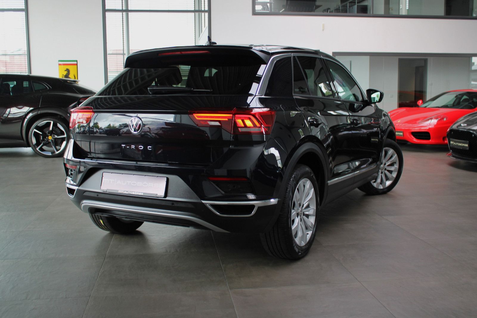 Volkswagen T-ROC 1.5 TSI ACT * SPORT * - Samsaru's Car Outlet