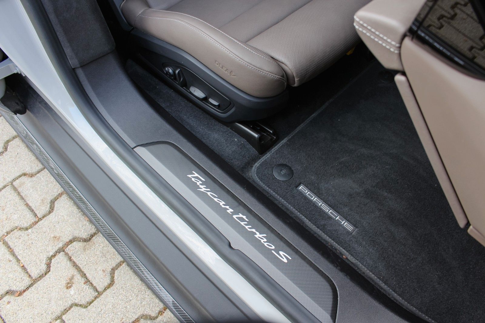 Porsche Taycan Turbo S / ENTERTAINMENT / BEIFAHRER DISP.