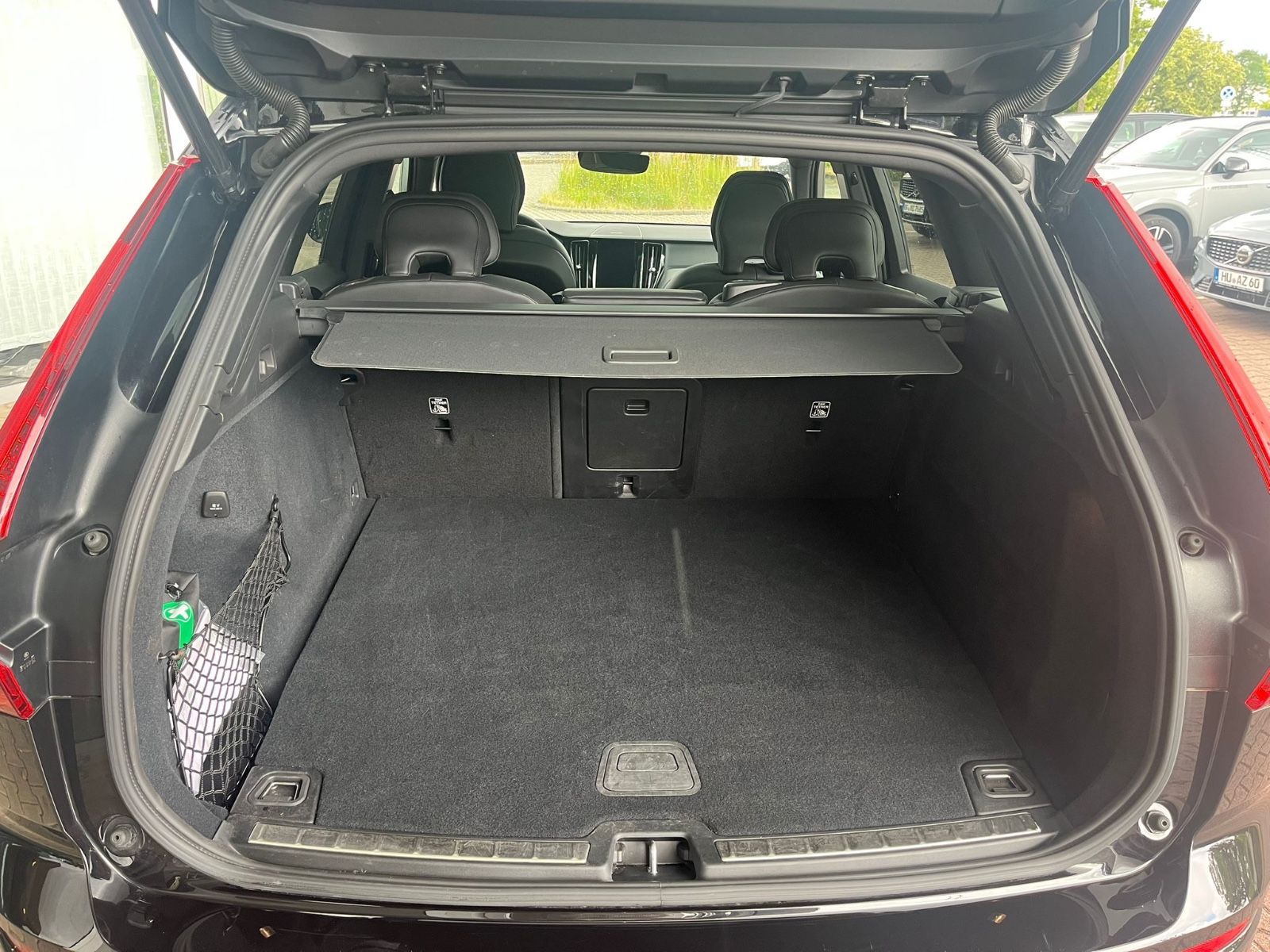 Volvo XC60 T6 AWD Recharge Plus Dark - Samsaru's Car Outlet
