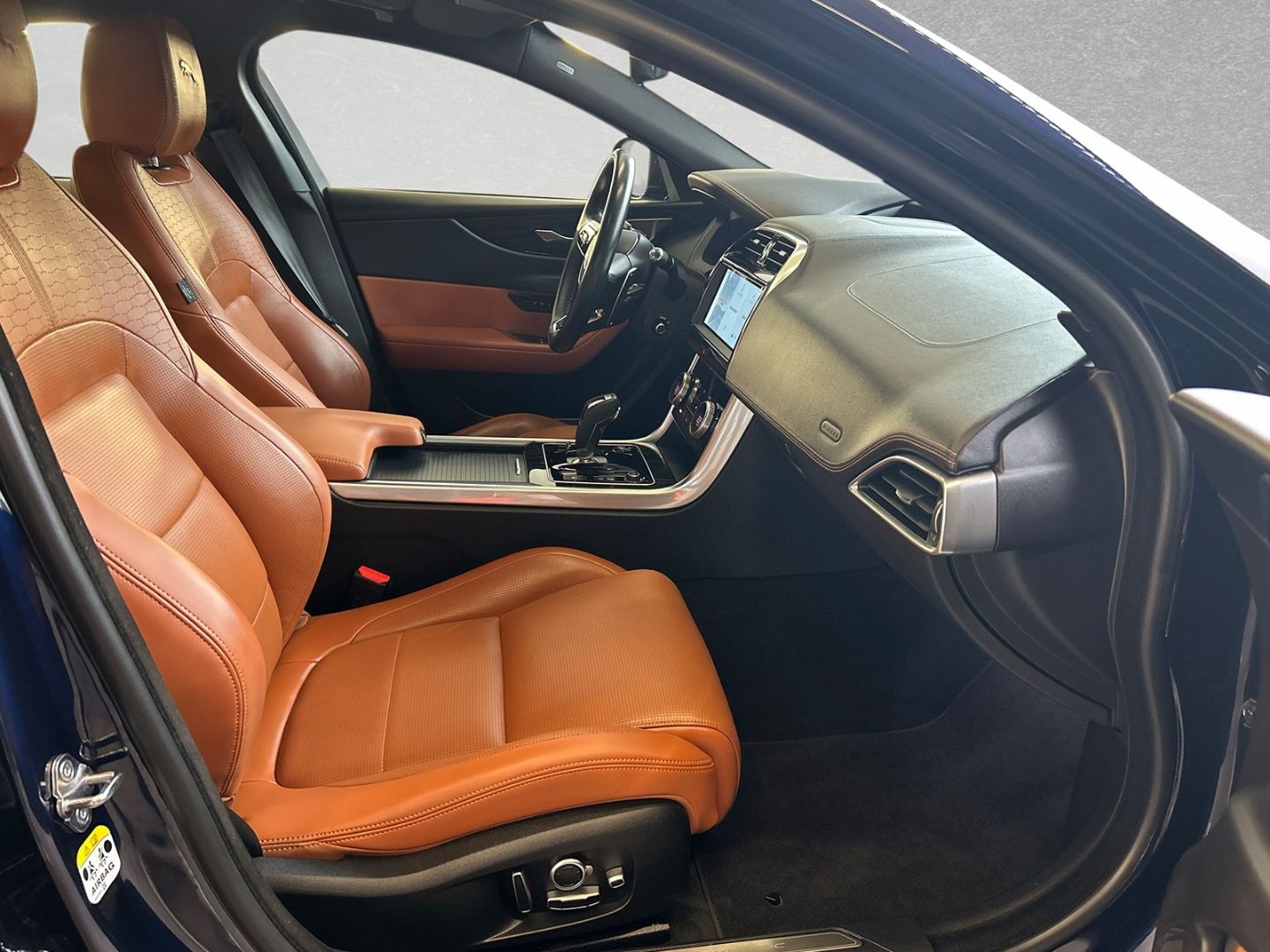 Jaguar XE R-Dynamic HSE P250 EU6d Winter-Paket Meridian