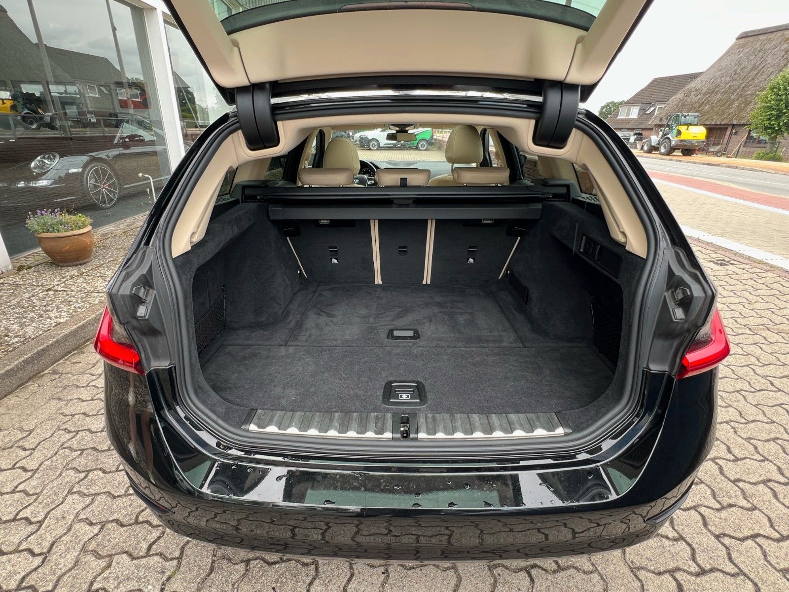 BMW 320i - Samsaru's Car Outlet