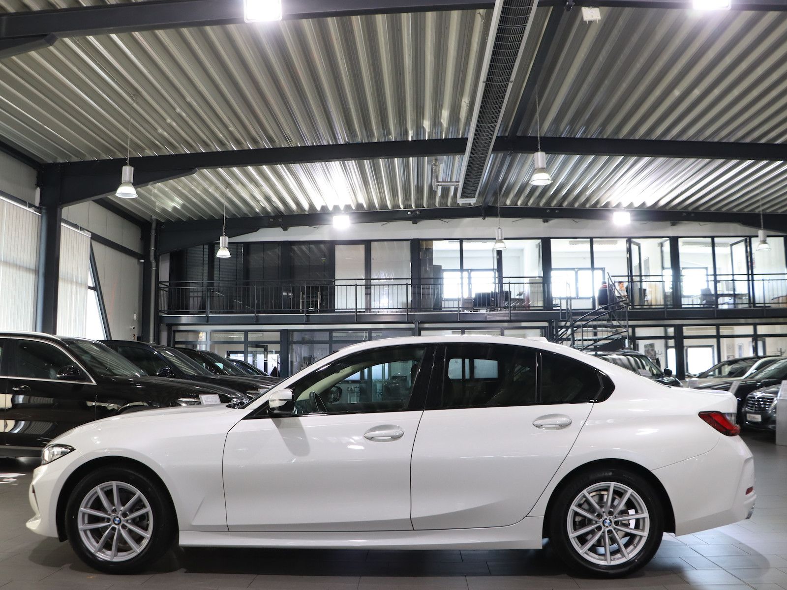 BMW 320d LIMOUSINE xDrive BUSINESS / CURVED / LED