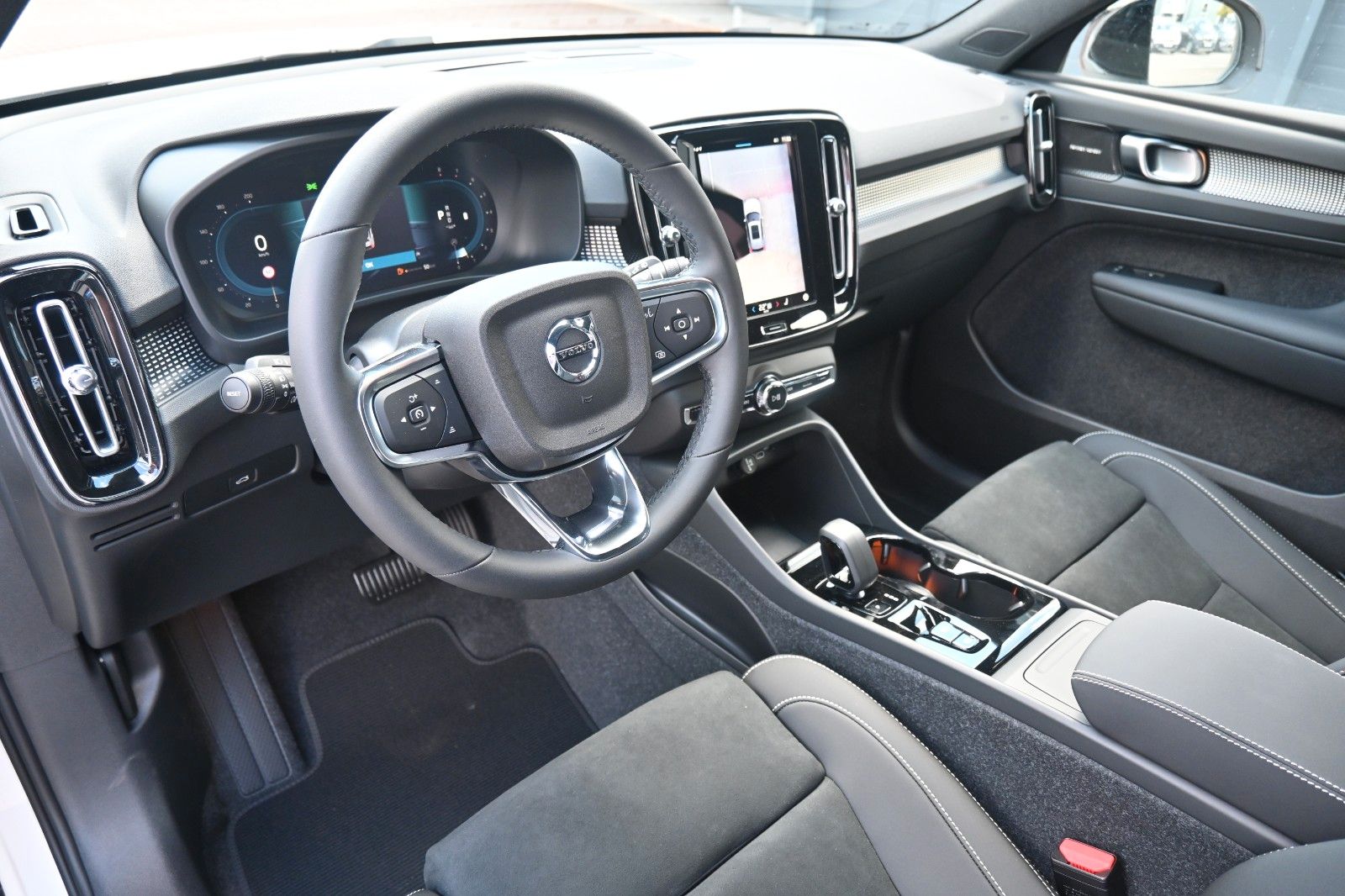 Volvo XC40 B4 DKG Plus Dark*H&K*FSHZG*360°*ACC*AHK