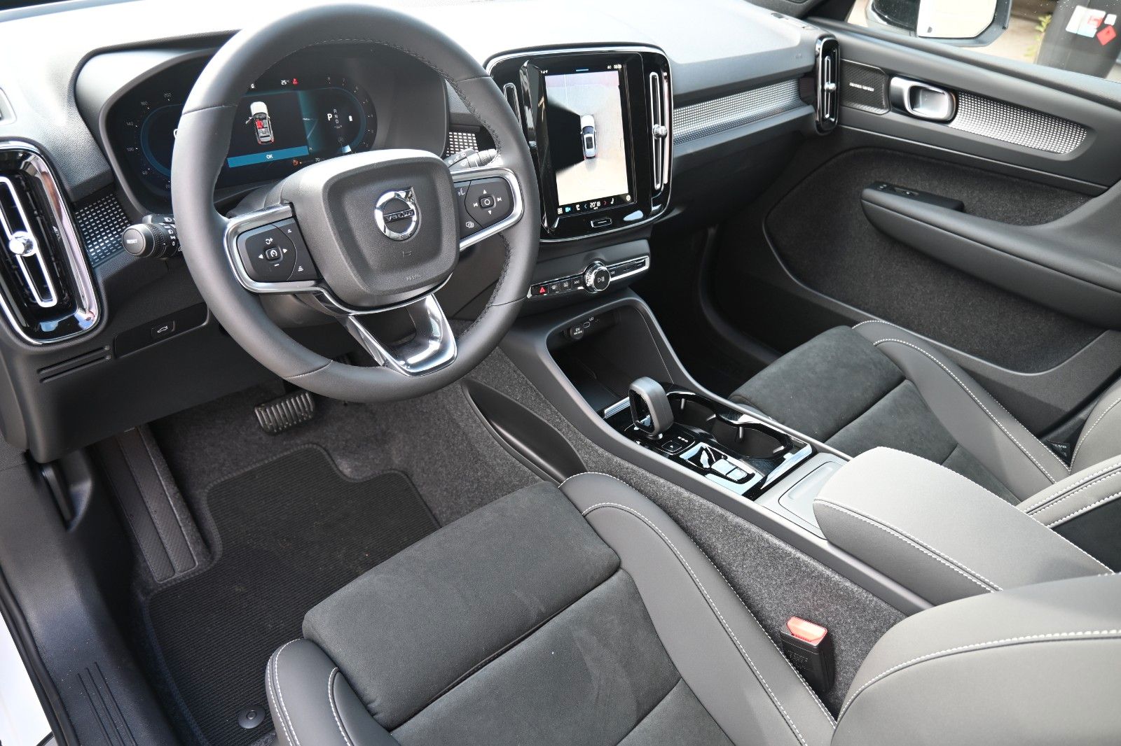 Volvo XC40 B4 DKG Plus Dark*FSHZG*360°*ACC*Allwetter