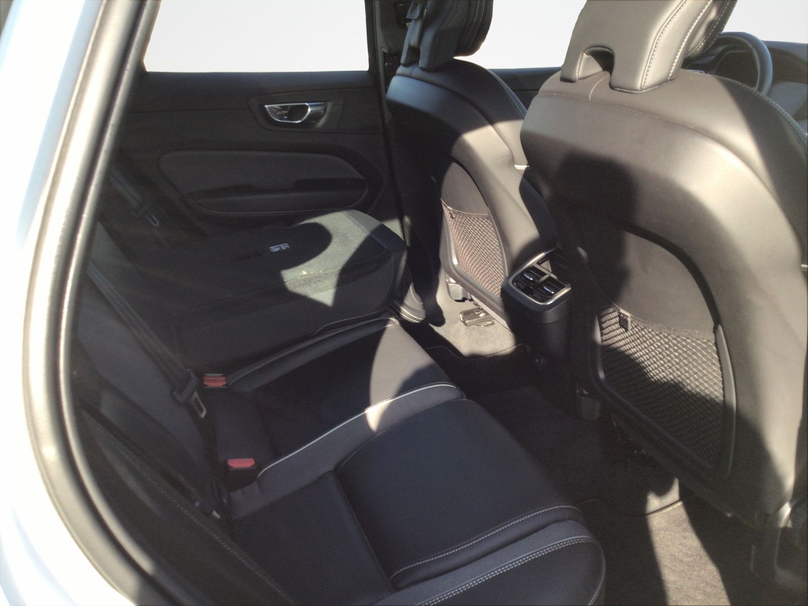 Volvo XC60 B5 AWD R Design - Samsaru's Car Outlet