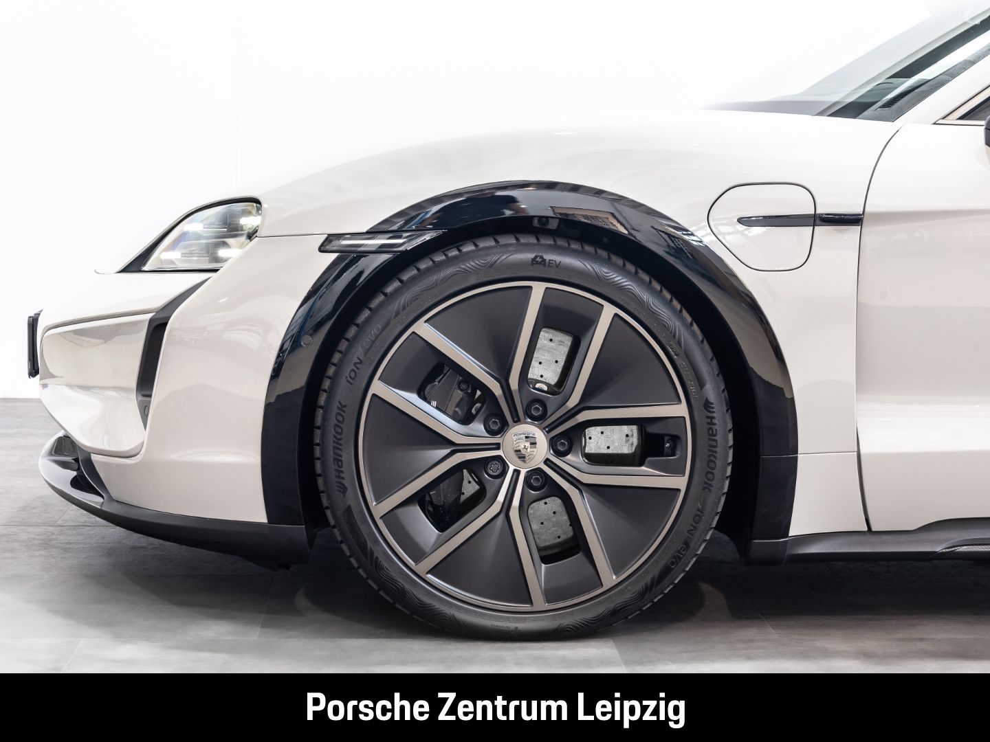 Porsche Taycan Turbo S Cross Turismo ActiveRide Burmeste