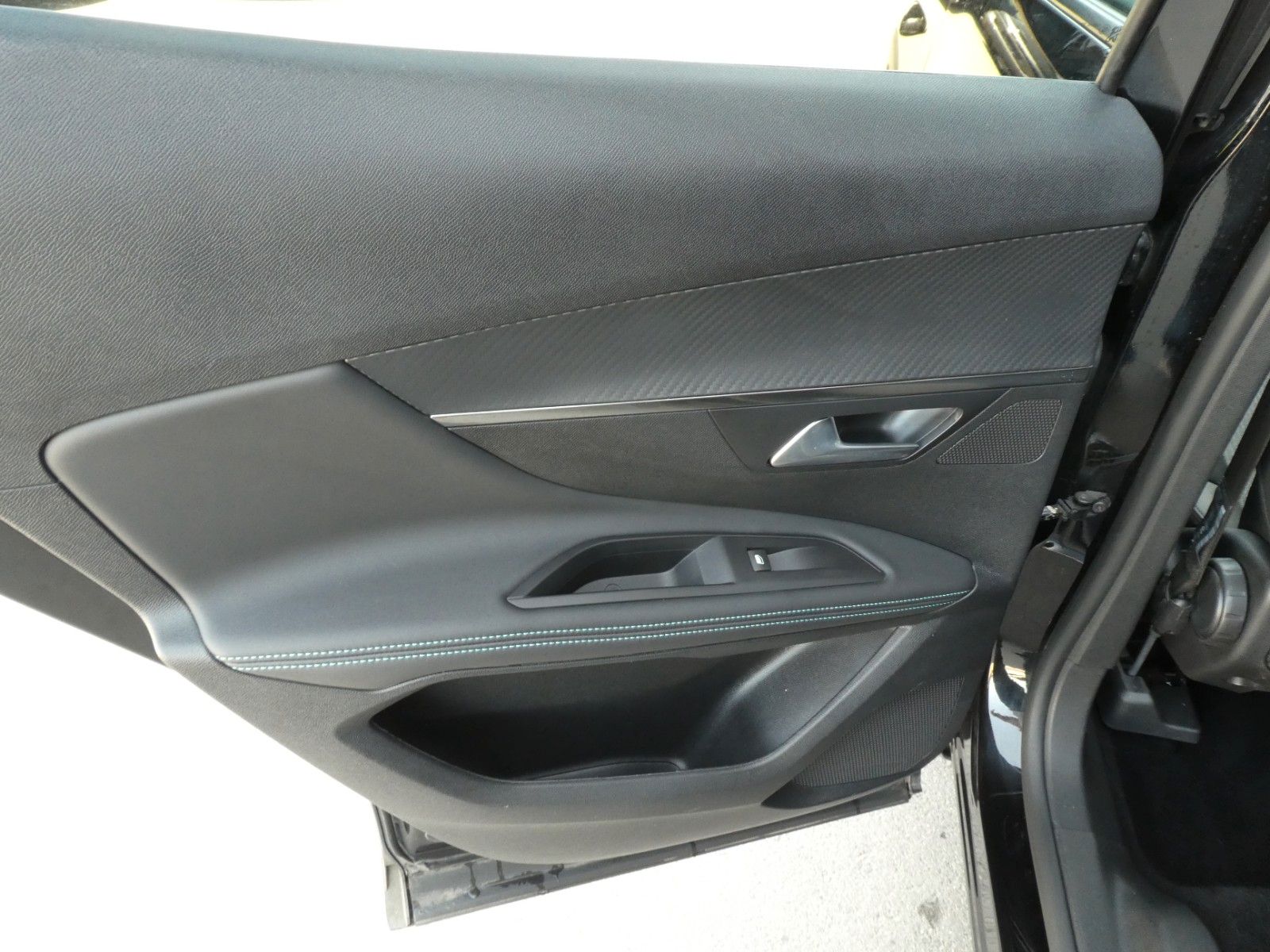 Peugeot 3008 Hybrid 225 Allure, Kamera, Klima, Navi, SHZ
