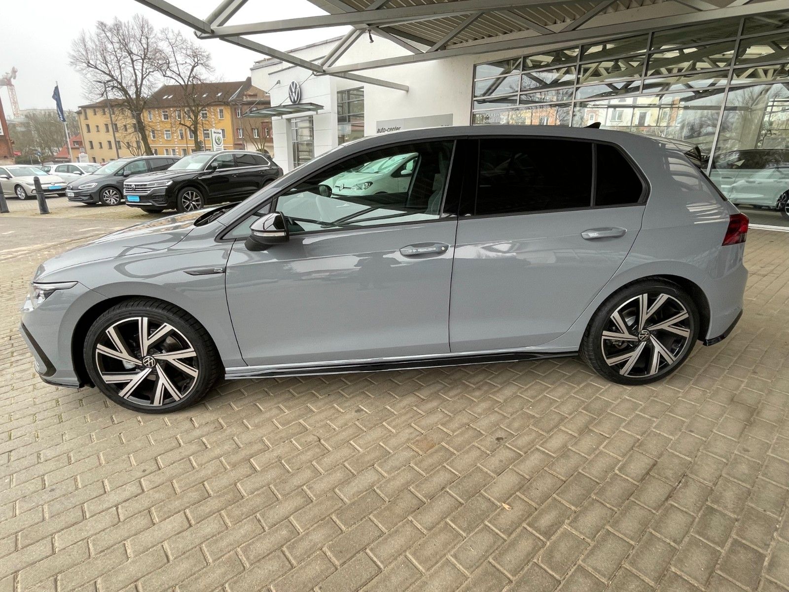 Volkswagen Golf VIII R-Line 2.0 TDI DSG - Samsaru's Car Outlet