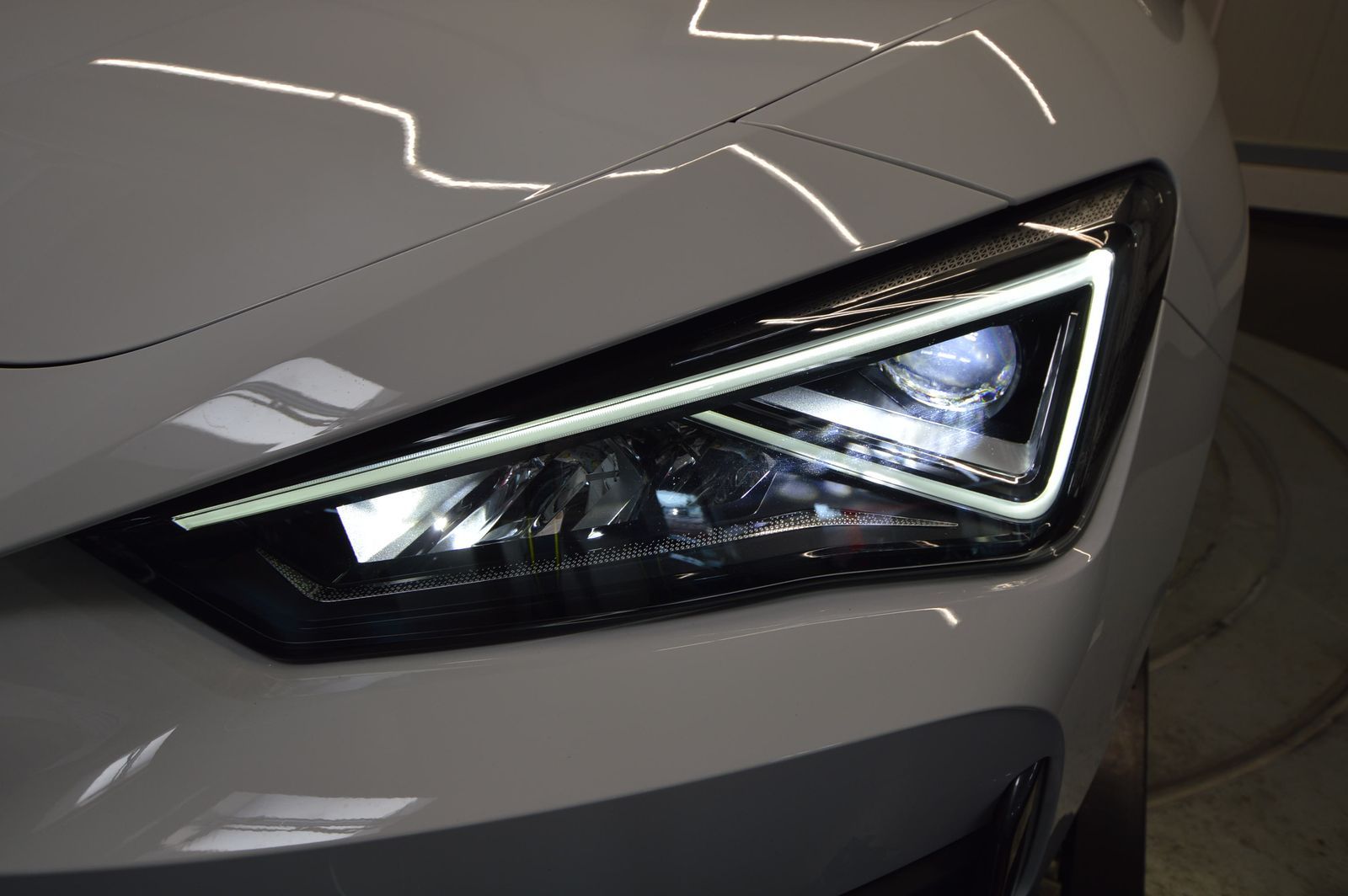 Cupra Leon Sportstourer VZ e-Hybrid - Samsaru's Car Outlet