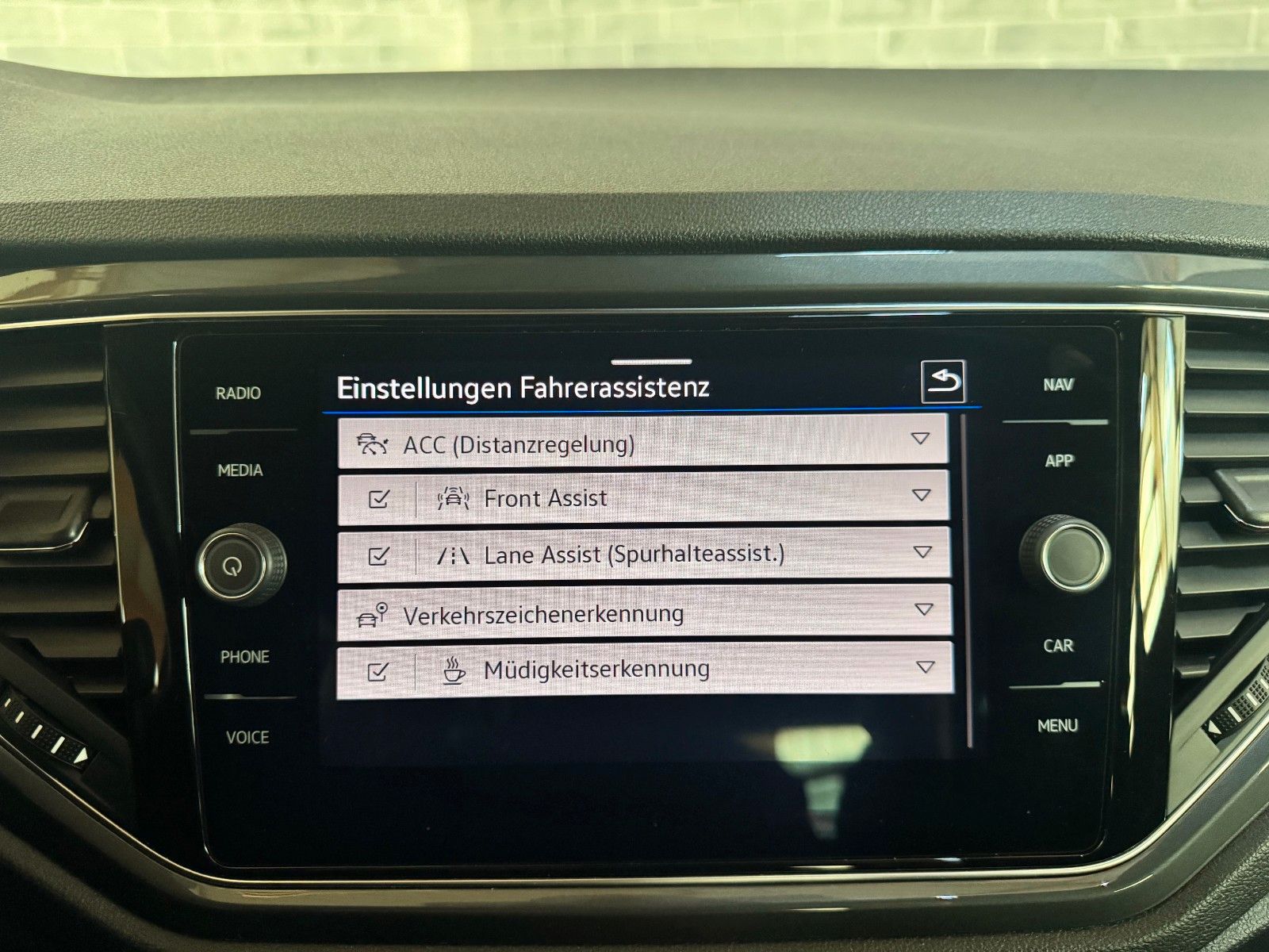 Volkswagen T-Roc Sport 1.5 TSI ACT - Samsaru's Car Outlet
