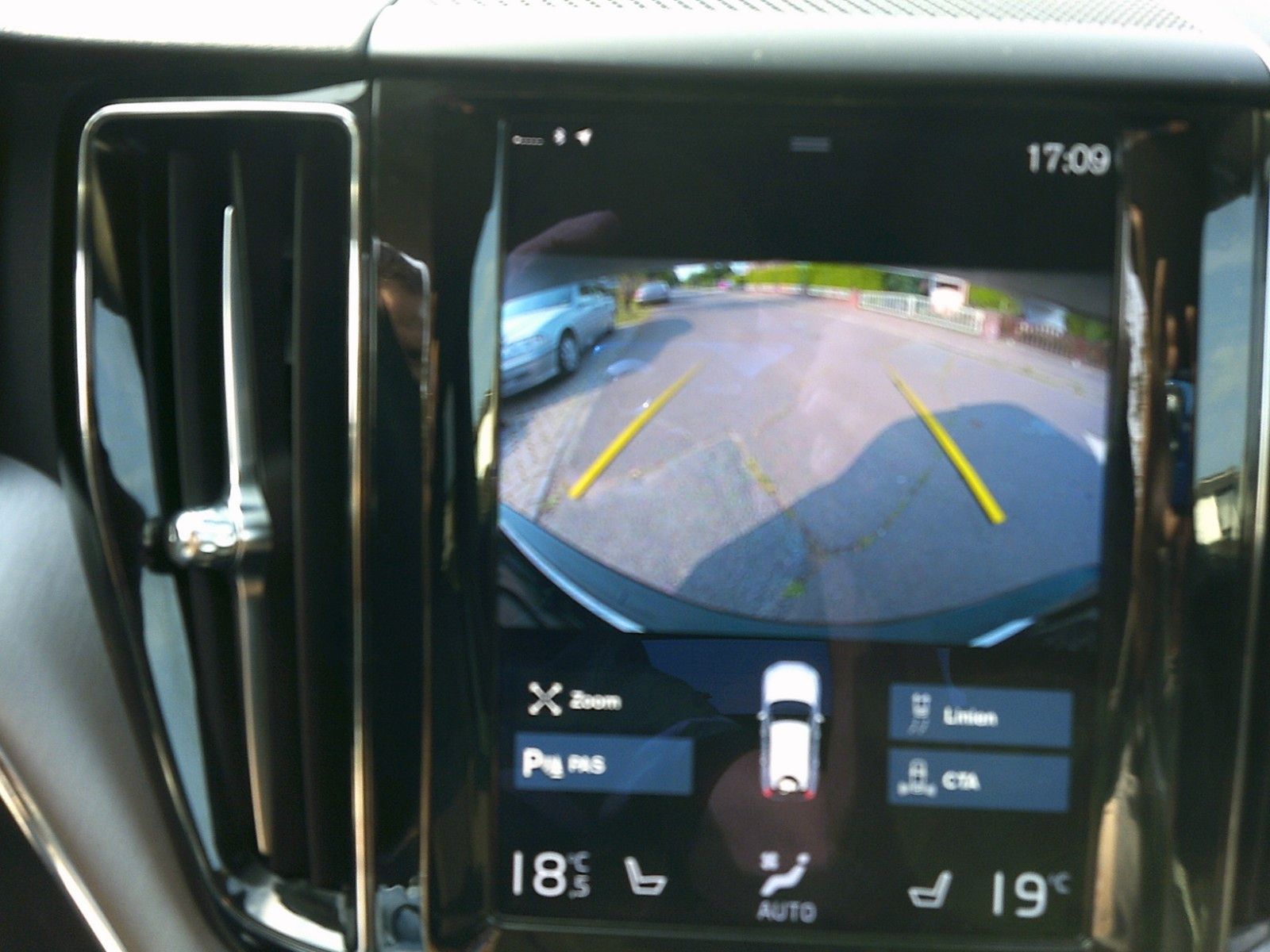 Volvo XC60 Momentum Pro 2WD - Samsaru's Car Outlet
