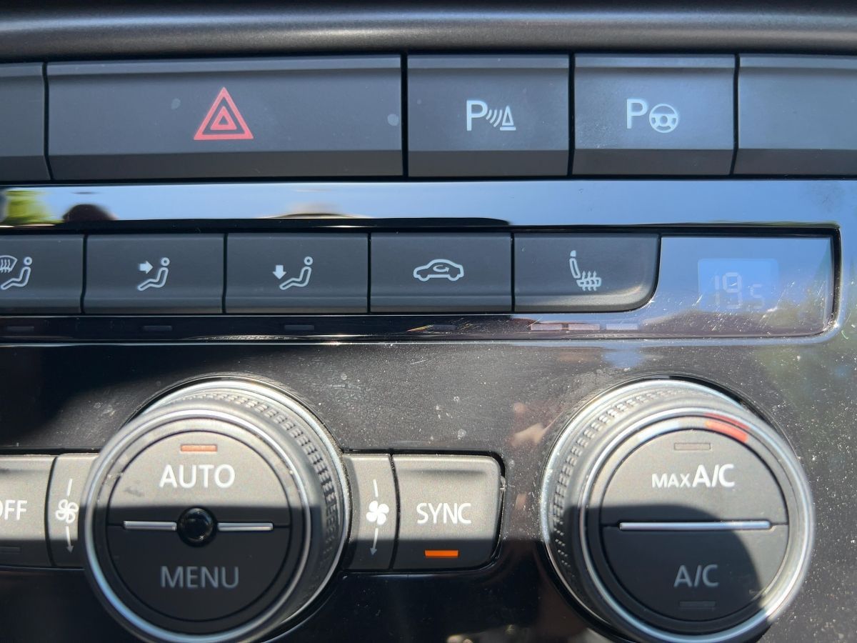 Volkswagen T-Roc R-Line - Samsaru's Car Outlet