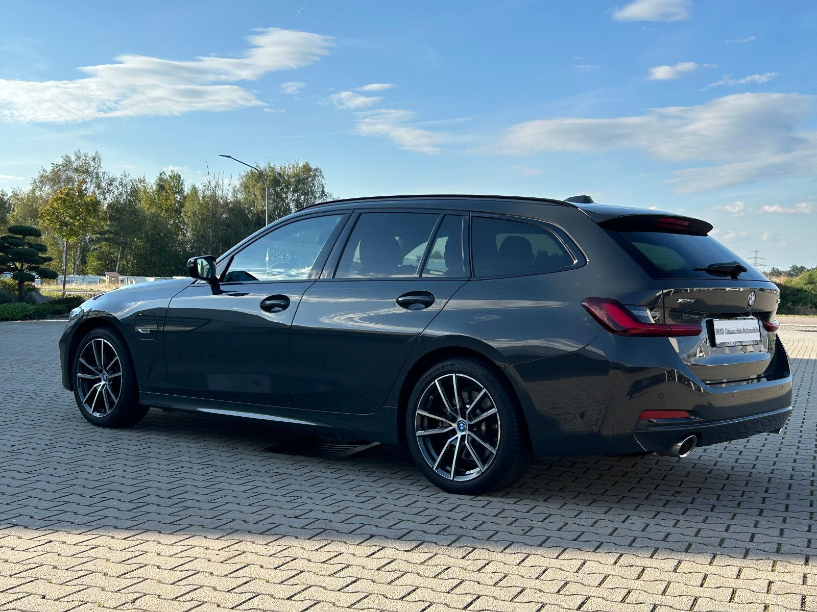 BMW 330 e xDrive,AHK,Leder,el. Sitz,Head Up,Glasdach