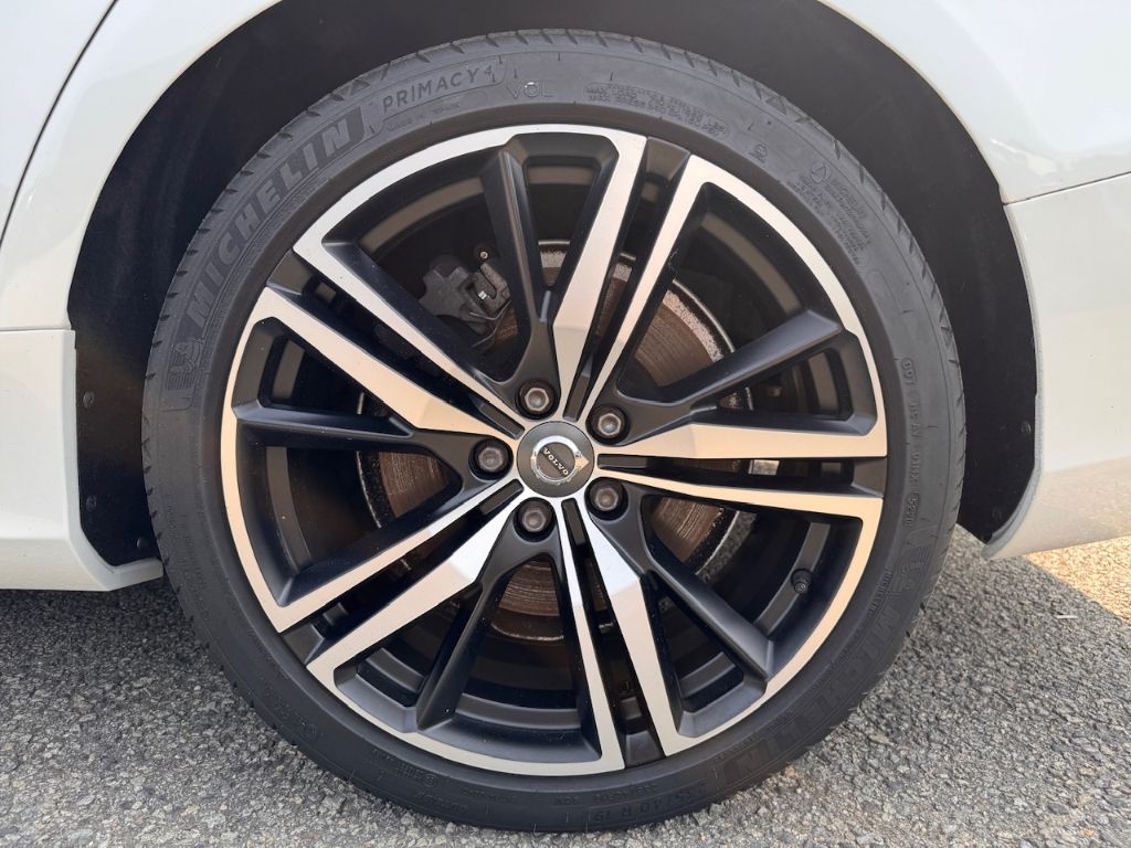 Volvo V60 R-Design Expression Recharge Plug-In Hybrid