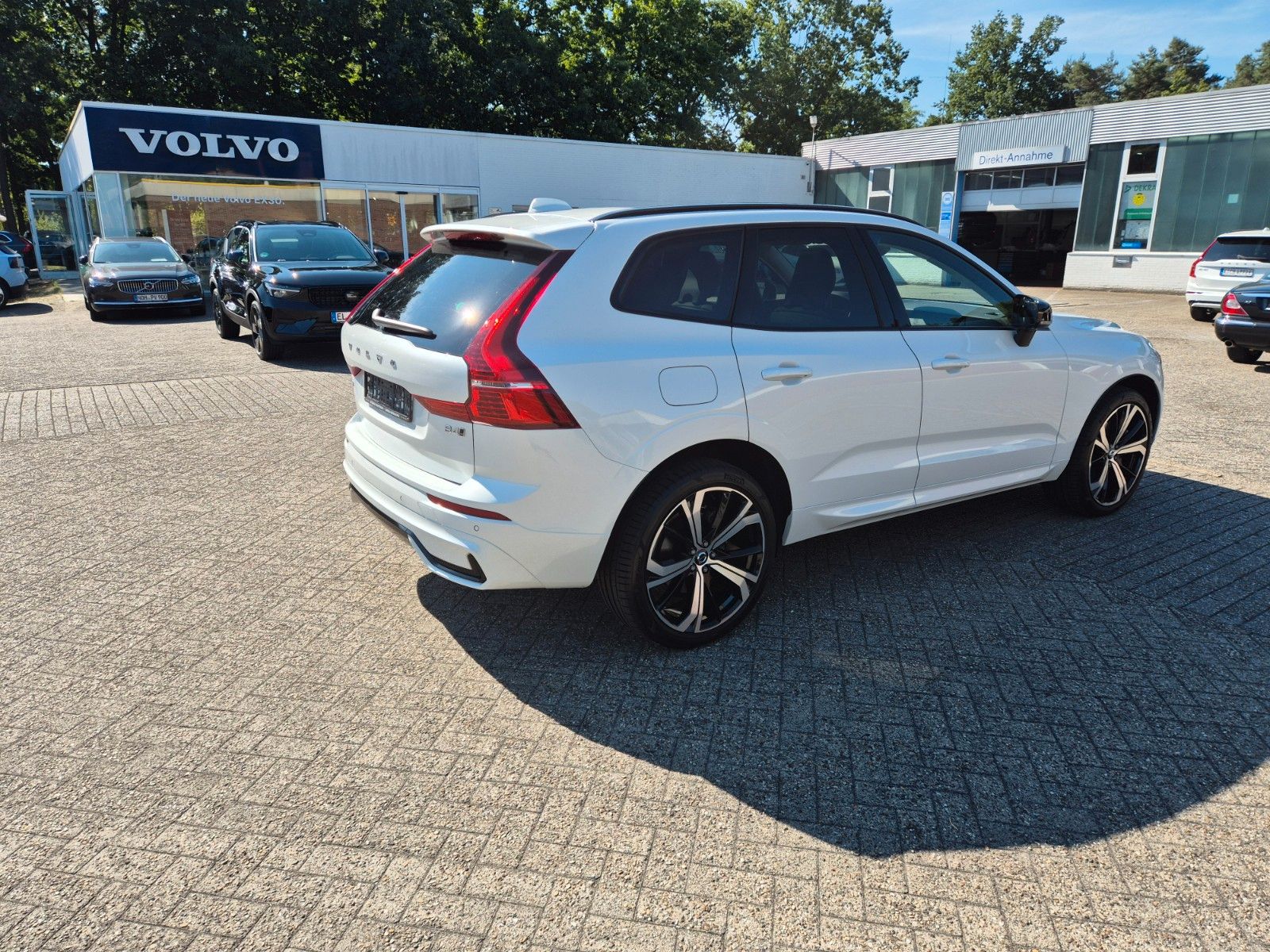 Volvo XC60 Ultimate Dark AWD B4 - Samsaru's Car Outlet