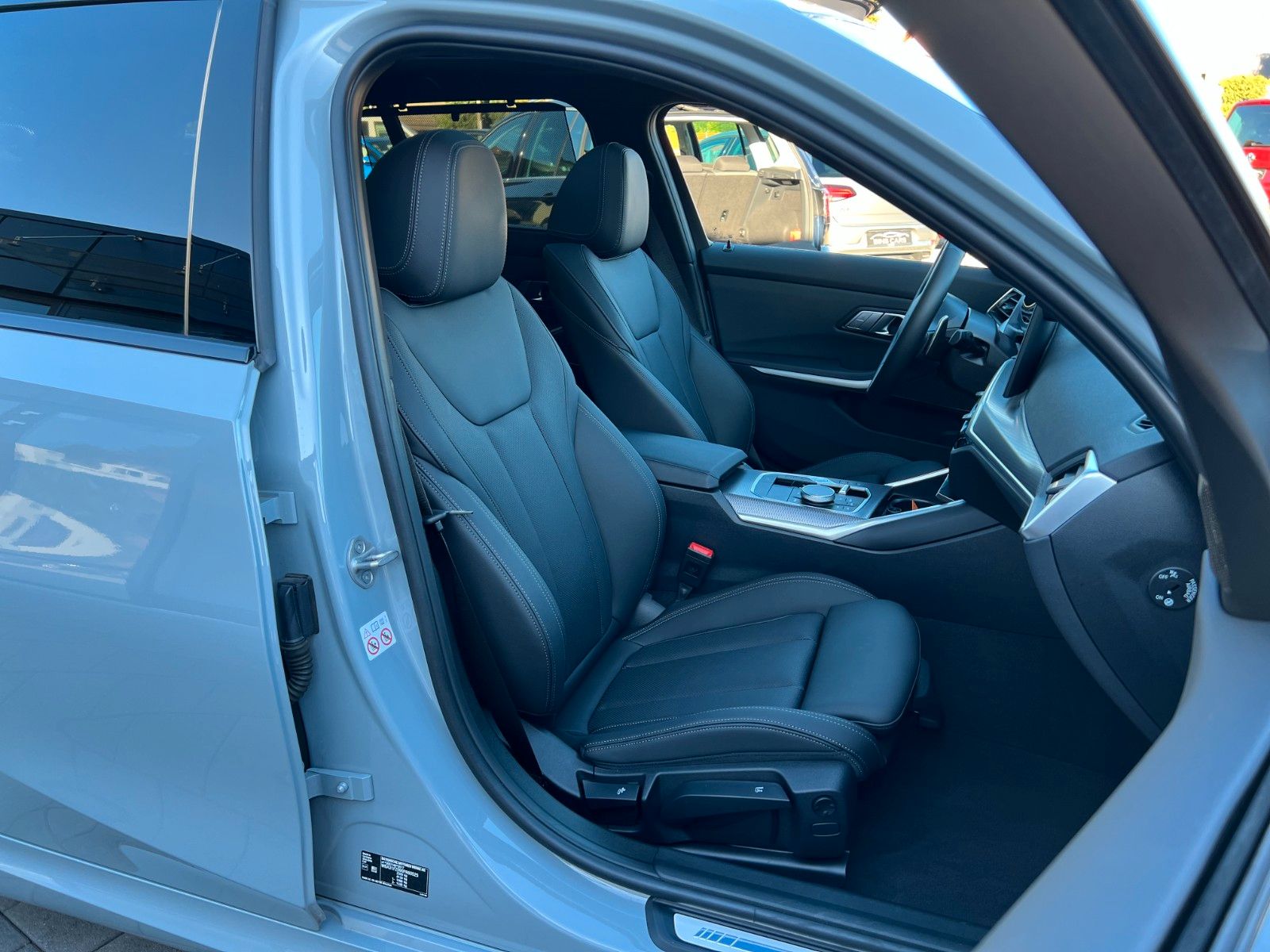 BMW 320d xDrive M Sport*360°HUD*Pano*HK*Standhzg*ACC