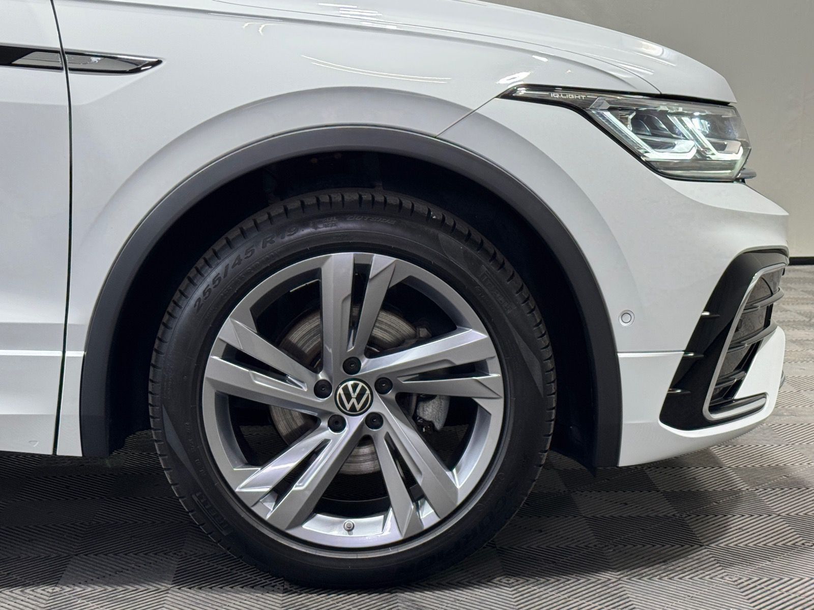 Volkswagen Tiguan R-Line 2.0 TDI DSG - Samsaru's Car Outlet