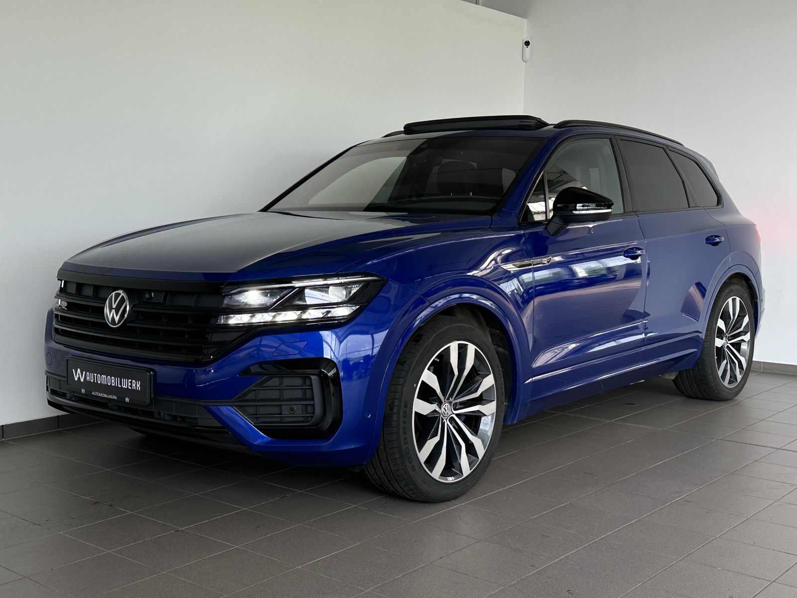 Volkswagen Touareg R-Line BLACK - Samsaru's Car Outlet