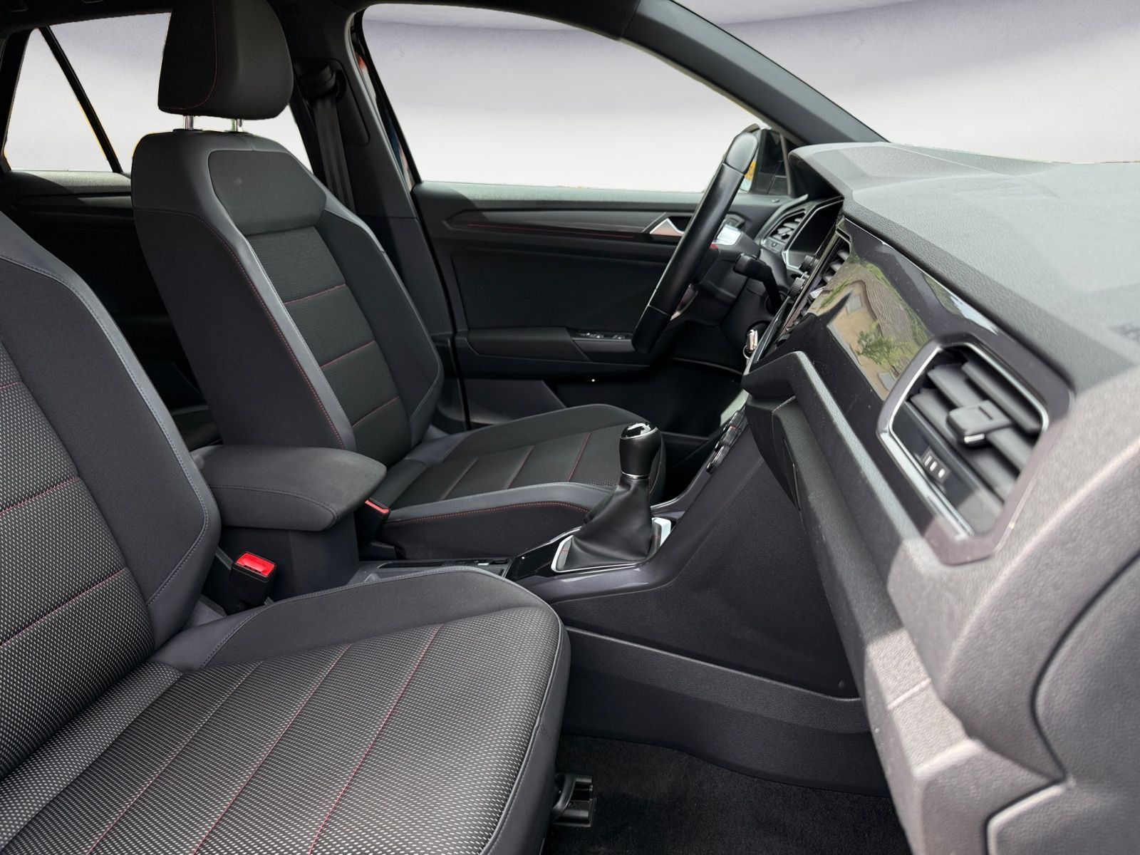 Volkswagen T-Roc 1.5 TSI ACT Sport - Samsaru's Car Outlet