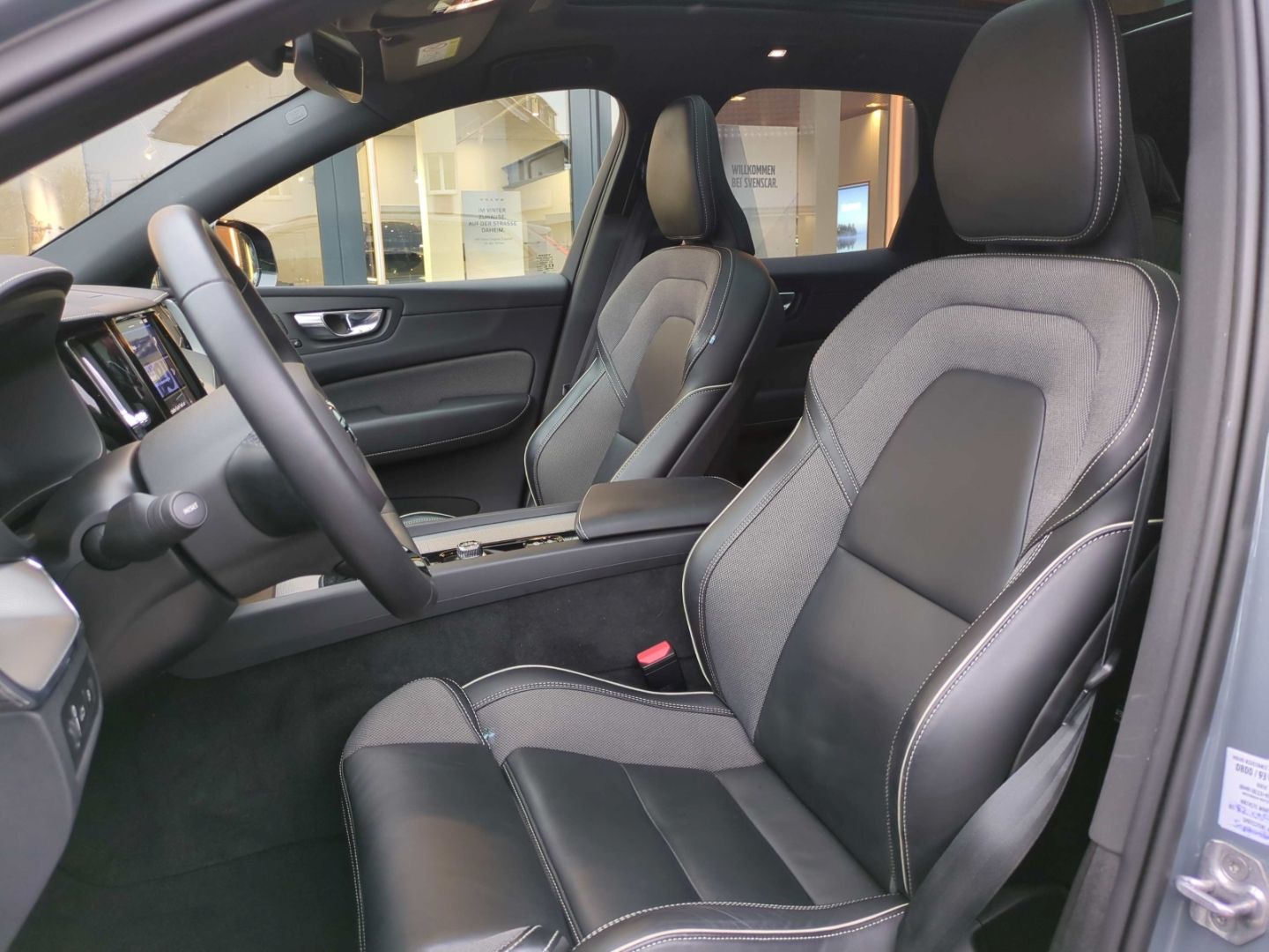 Volvo XC60 R Design Recharge Plug-In Hybrid AWD T8 Twi