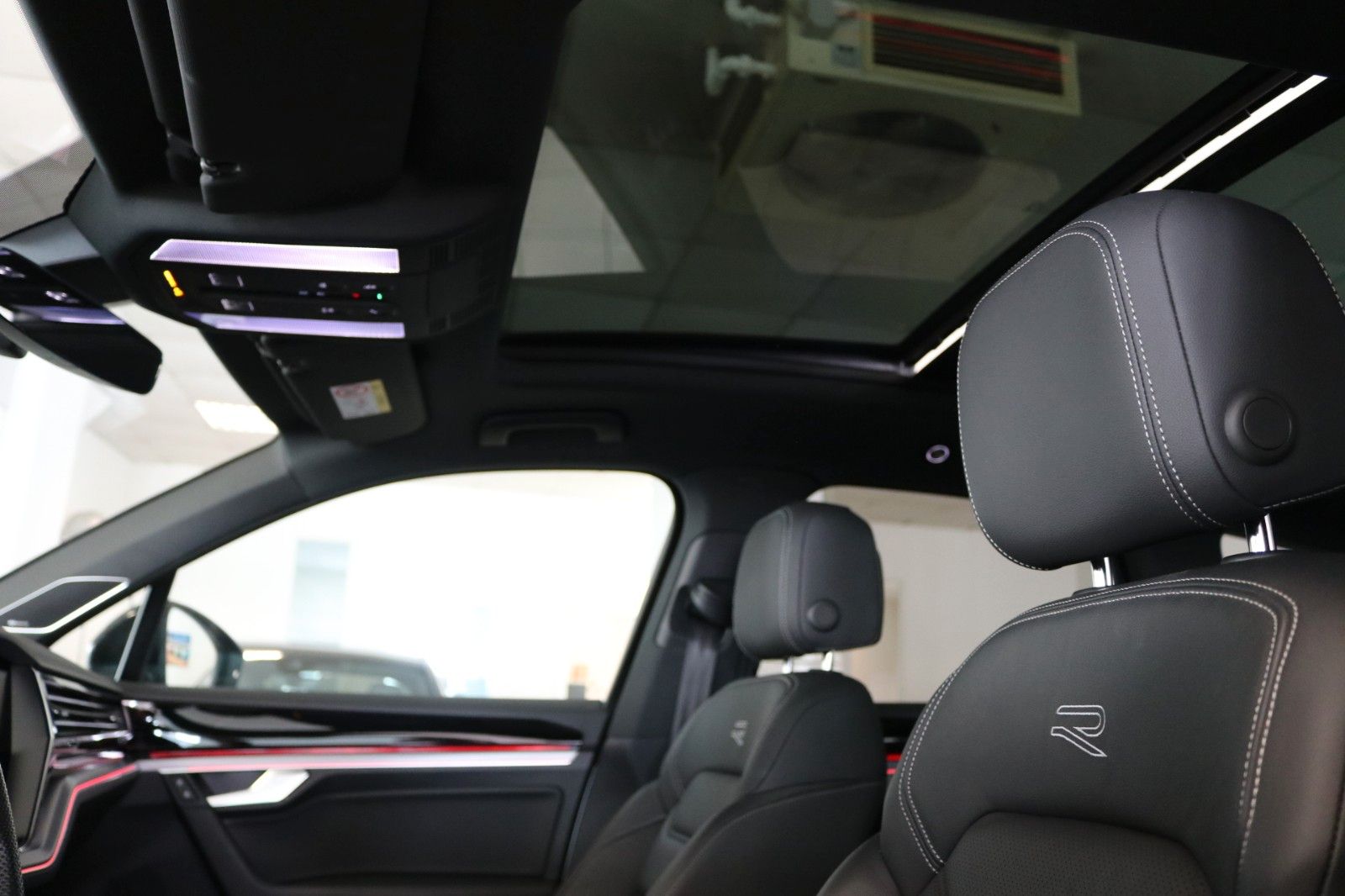 Volkswagen Touareg R-Line Luft AHK Matrix Pano 360° STHZ