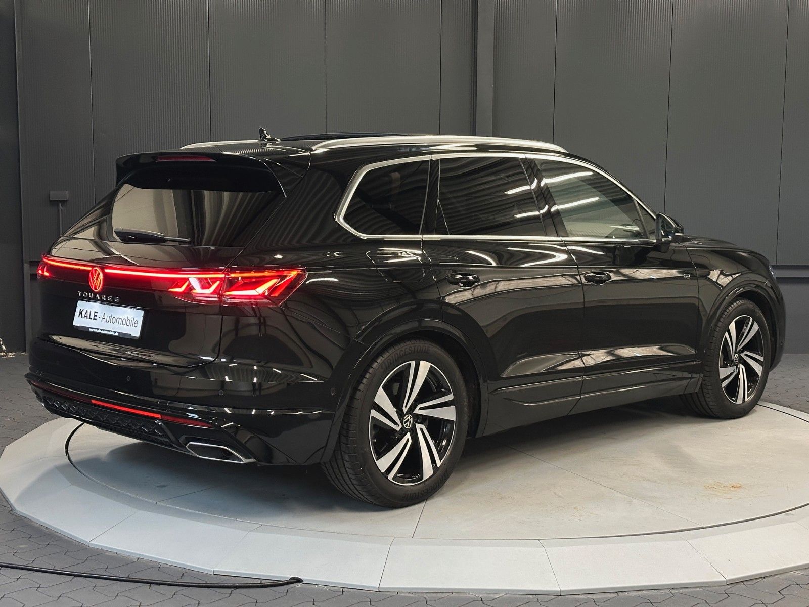 Volkswagen Touareg R-Line 4M - Samsaru's Car Outlet