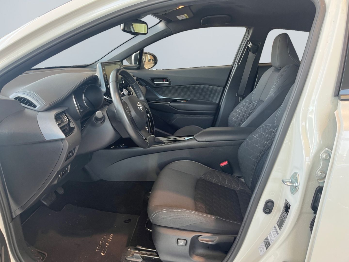 Toyota C-HR 2.0 Hybrid Team - Samsaru's Car Outlet