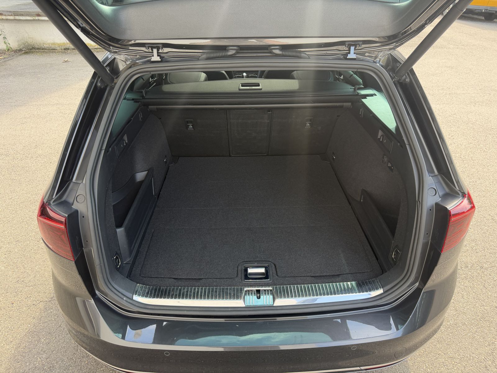 Volkswagen Passat R-Line LED Virtual Pano Massage H&K AHK