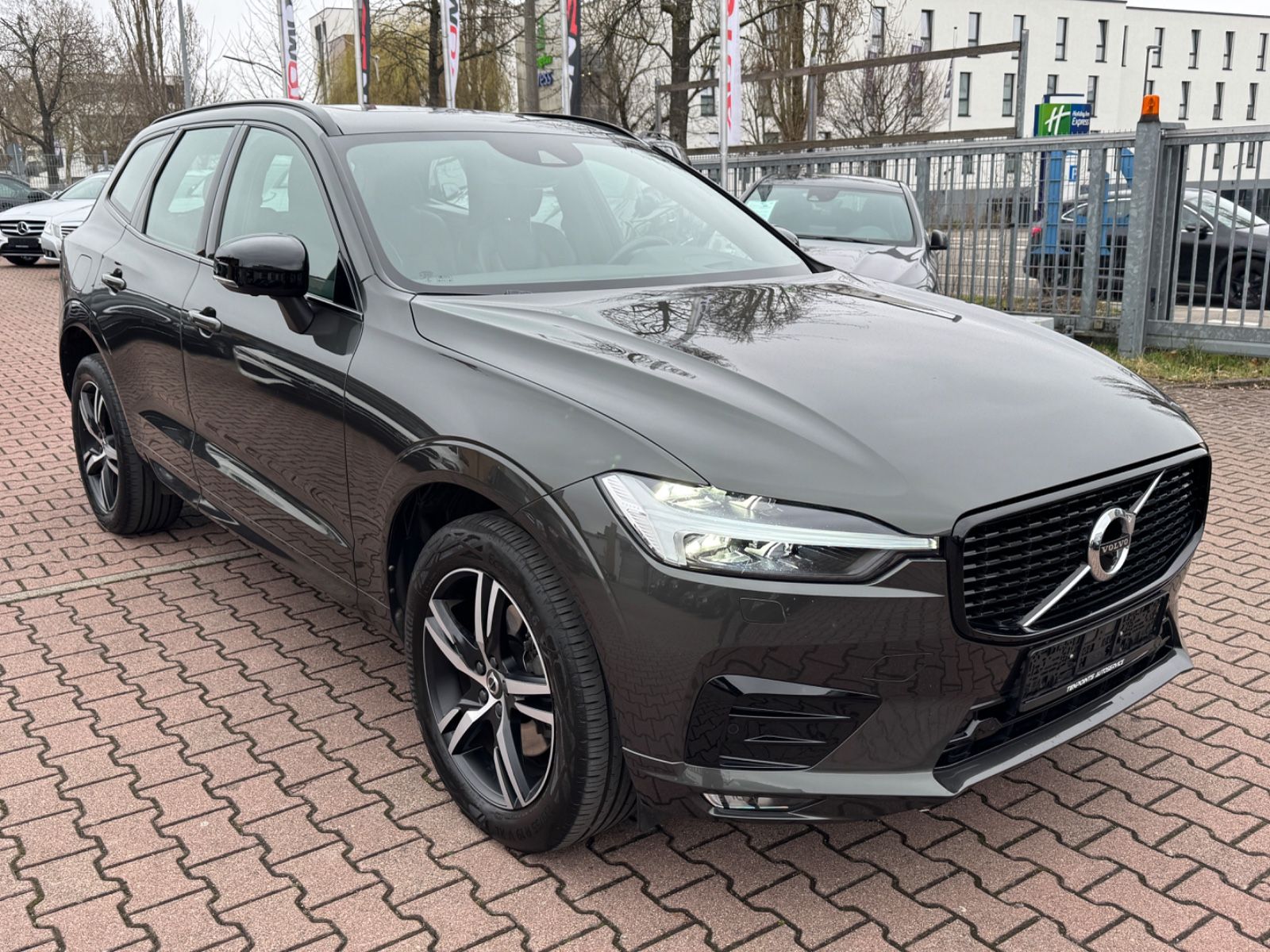 Volvo XC60 R Design AWD - Samsaru's Car Outlet