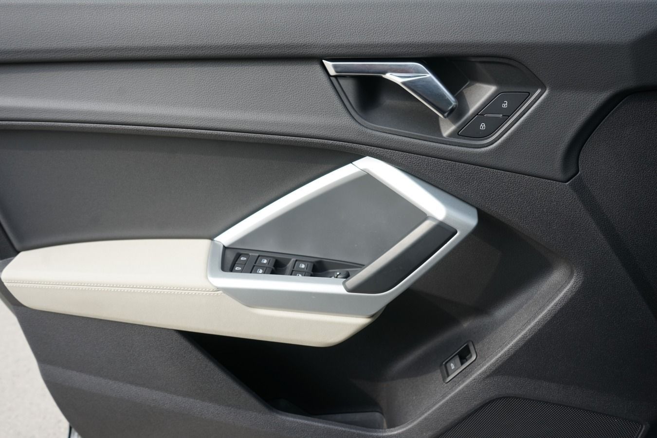 Audi Q3 45 TFSI quattro advanced - Samsaru's Car Outlet