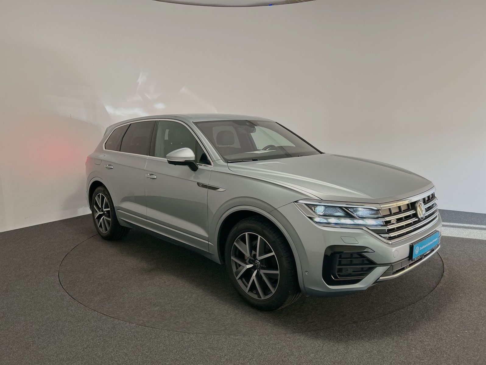 Volkswagen Touareg 3.0 TDI 4Motion R-Line - Samsaru's Car Outlet