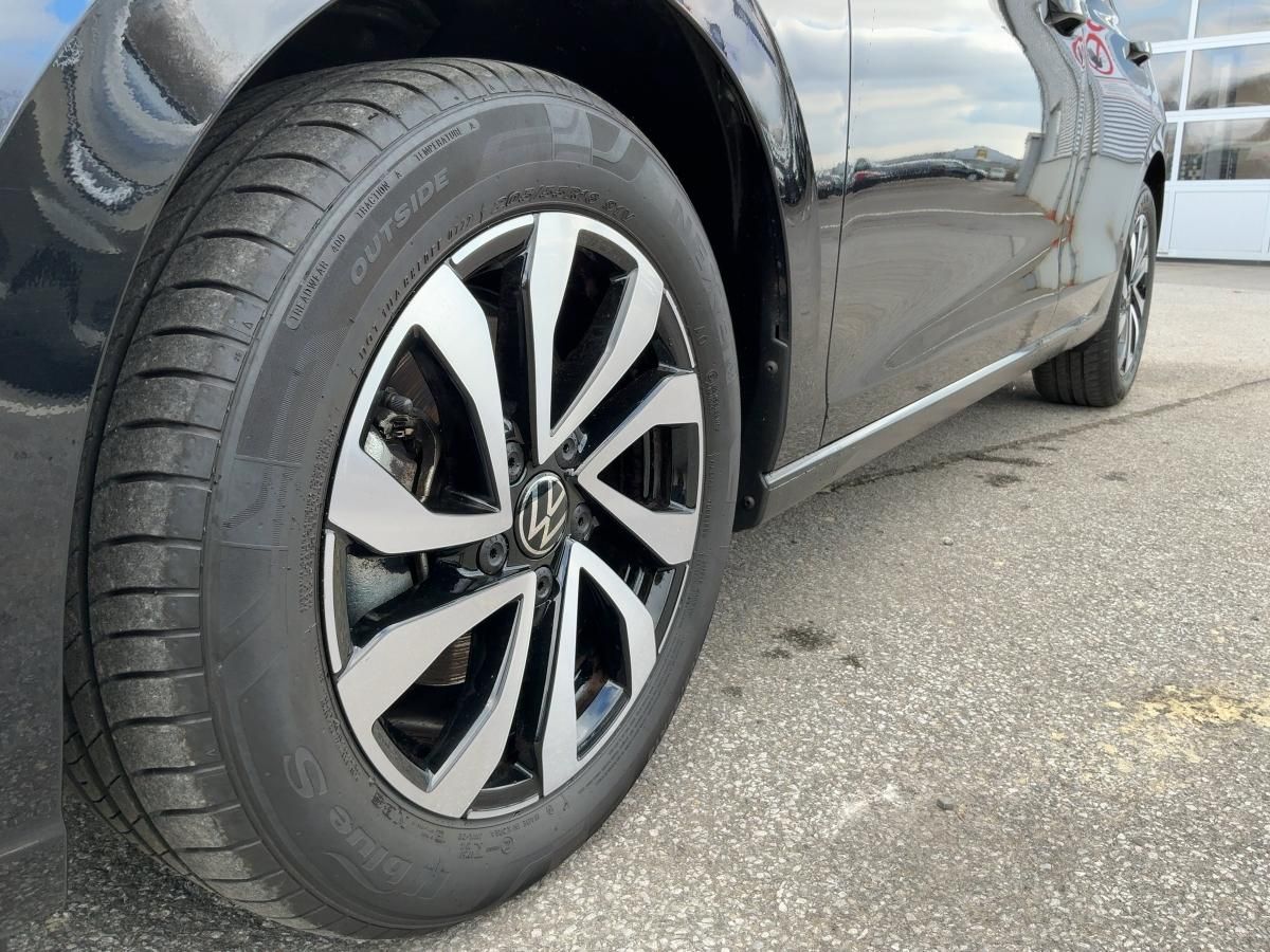 Volkswagen Golf VIII 2.0 TDI Active - Samsaru's Car Outlet